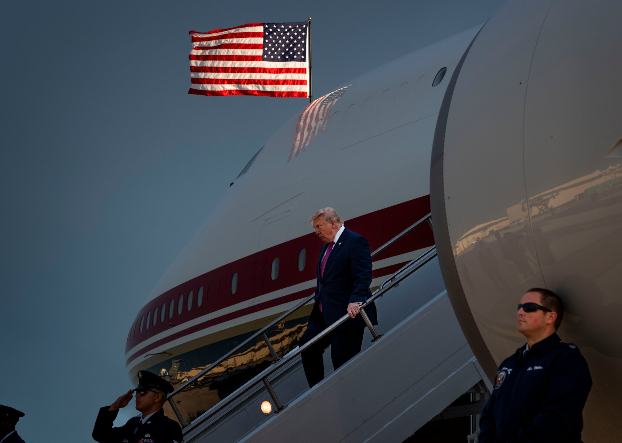 El presidente Donald Trump al descender del avión donado por Catar, a principios de este mes en Dakota del Sur. Doug Mills/The New York Times