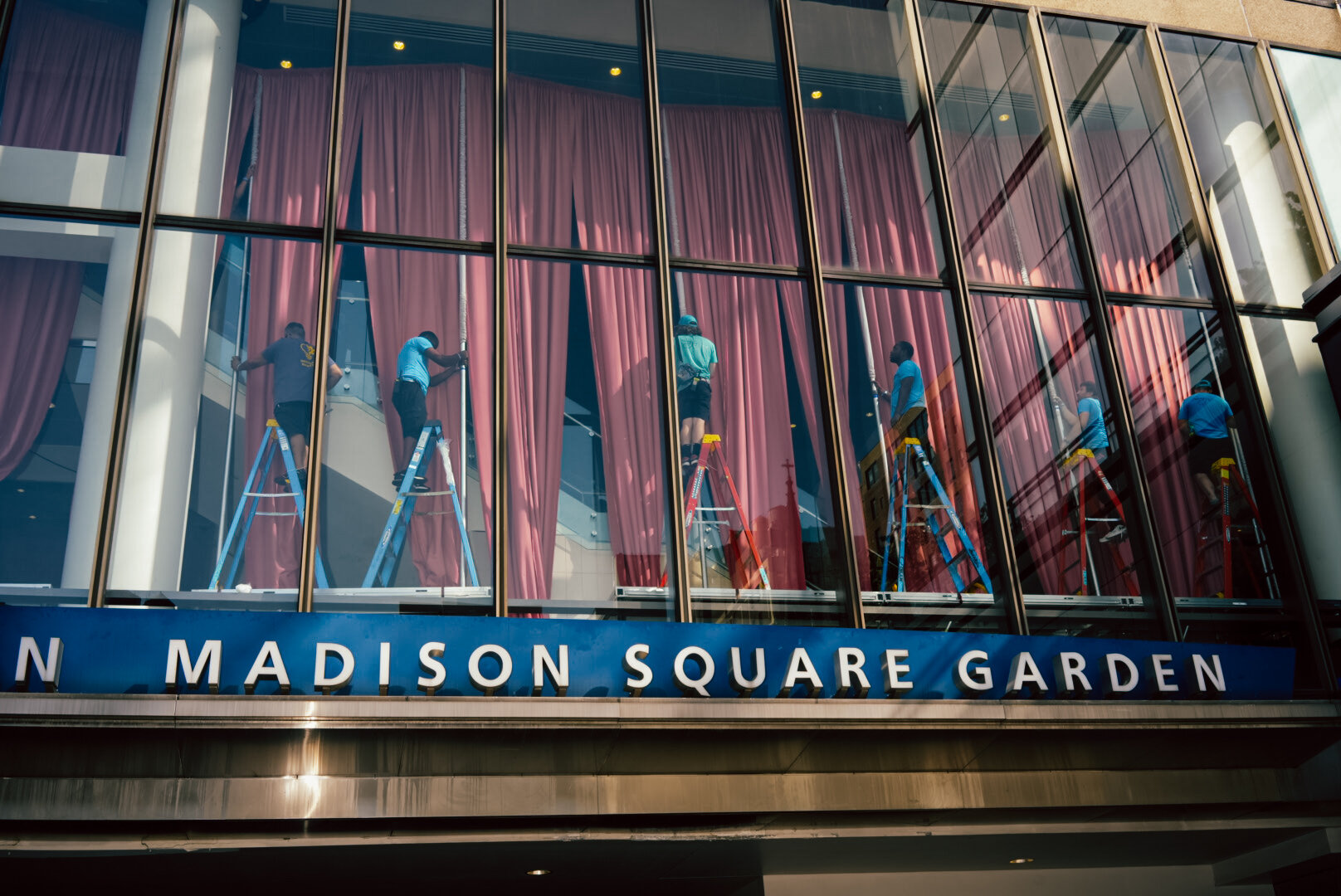 Preparativos en el Madison Square Garden el jueves. Jutharat Pinyodoonyachet para The New York Times