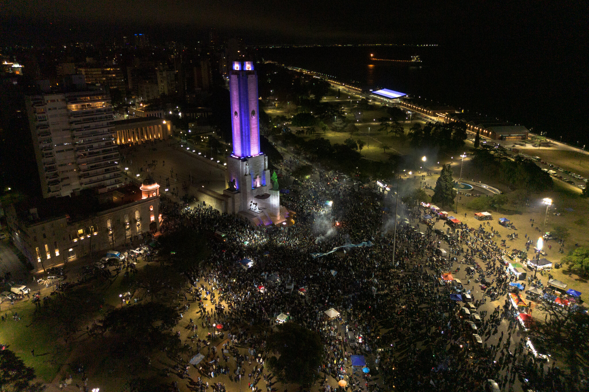Aficionados argentinos en el Monumento Nacional a la Bandera en Rosario, Argentina, después de la final de la Copa Mundial el domingo Sebastián López Brach para The New York Times