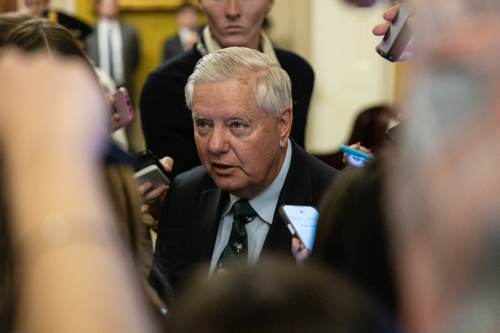 El senador Lindsey Graham hablando con los periodistas en el Capitolio el año pasado. Falleció el sábado. Anna Rose Layden para The New York Times