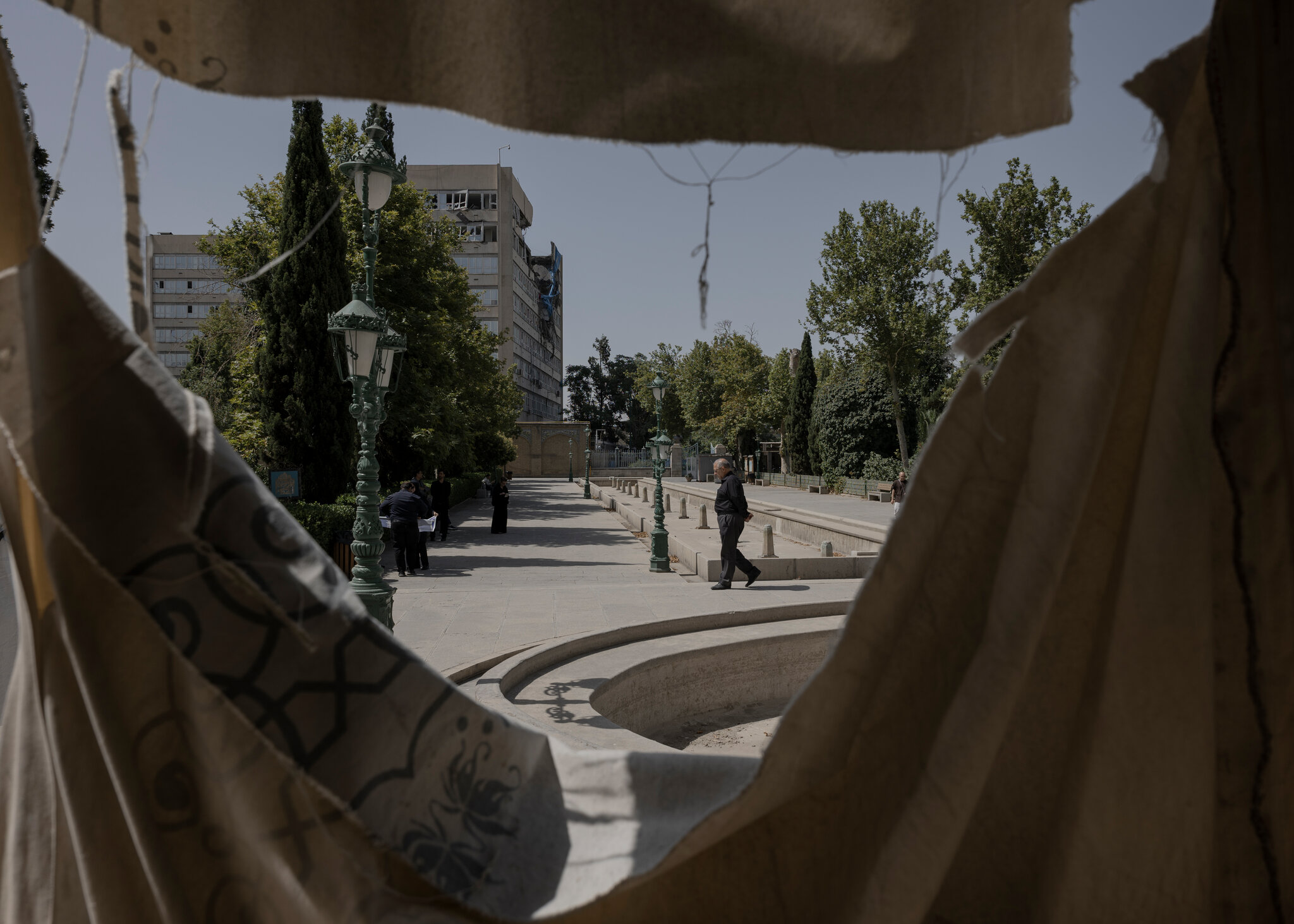 Un edificio judicial dañado en la guerra visto desde el palacio de Golestán, en el centro de Teherán, Irán, este mes Emile Ducke para The New York Times