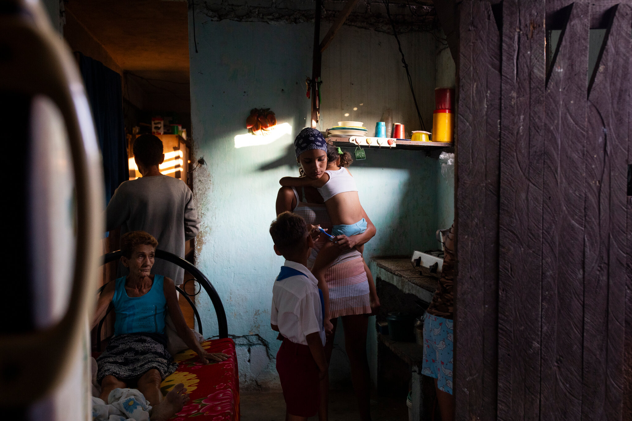 Analeidis Arias Marín prepara a sus hijos para ir a la escuela en Santiago de Cuba, en mayo.