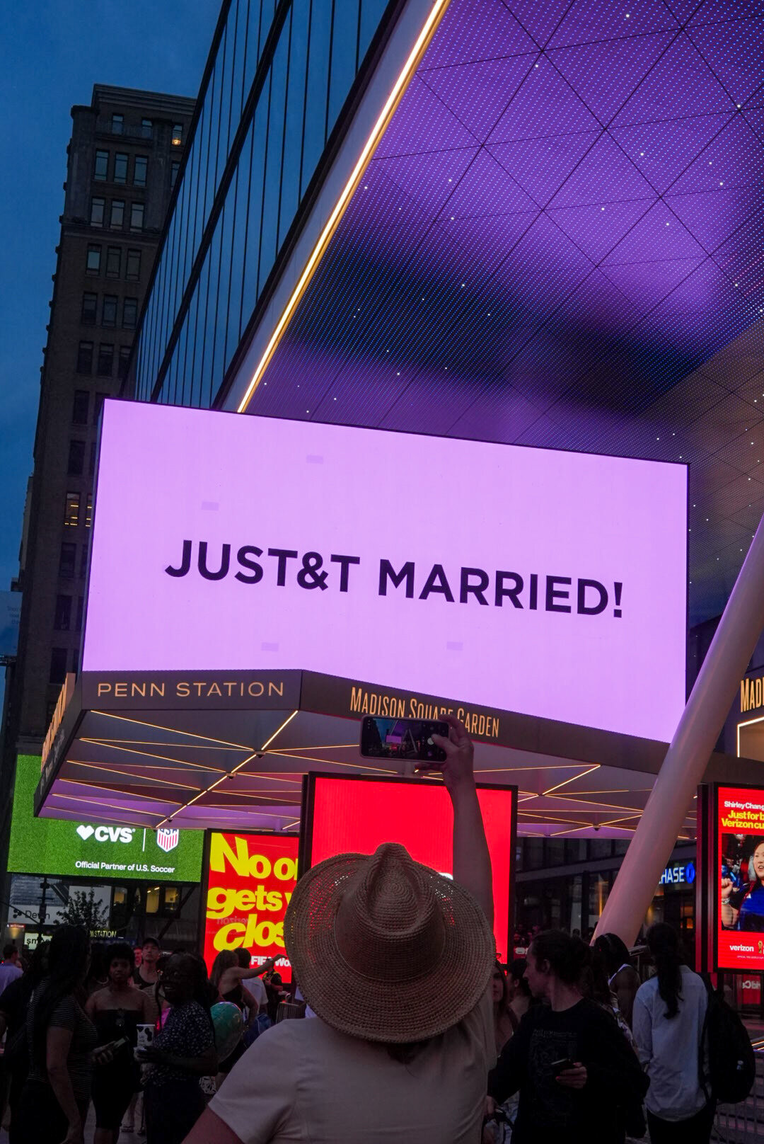 La pareja anunció su matrimonio, en parte, con el mensaje "JUST&T MARRIED!" en una marquesina a las afueras del Madison Square Garden. Jutharat Pinyodoonyachet para The New York Times