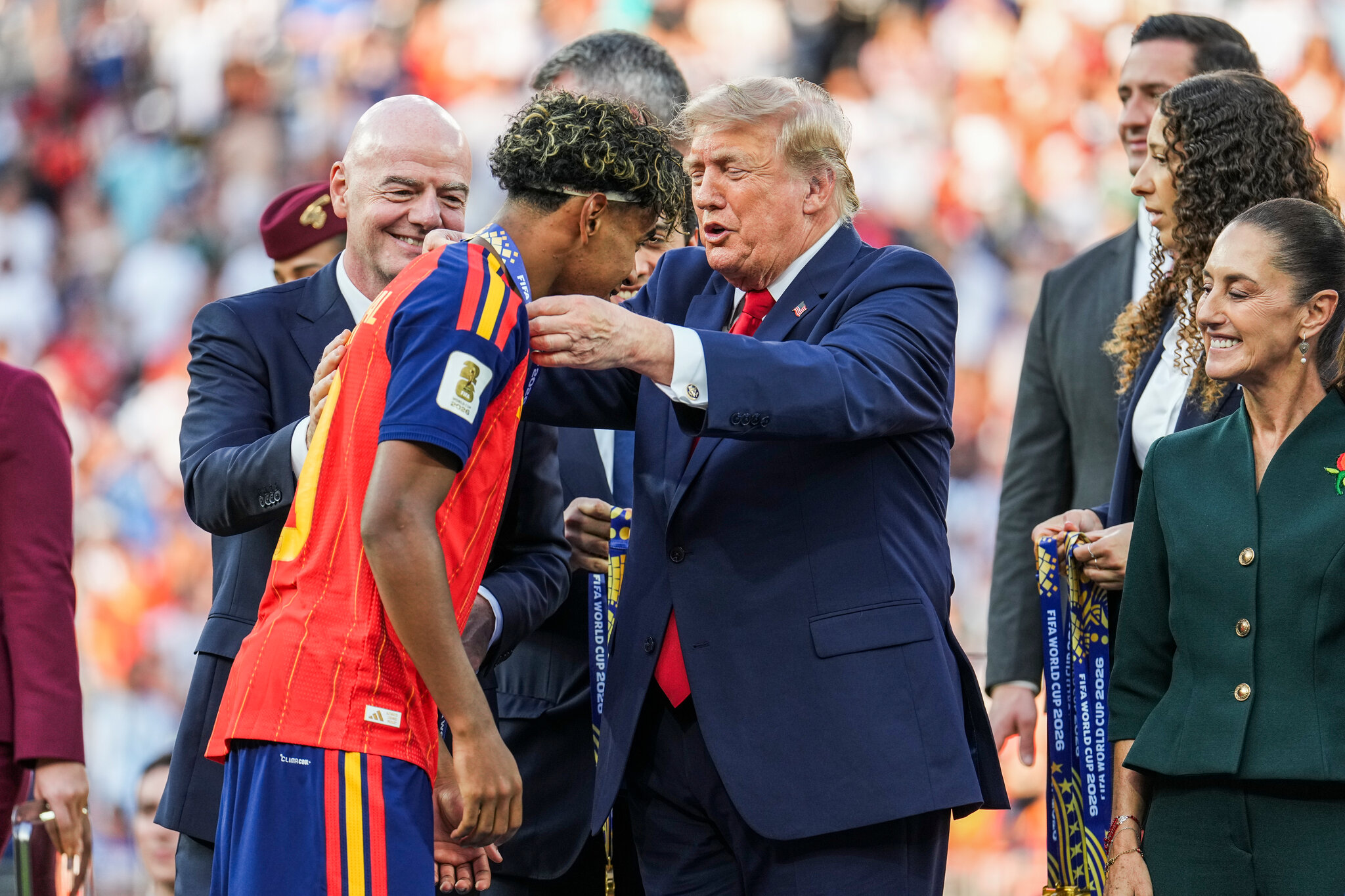 El presidente Trump le entrega a Lamine Yamal una medalla tras la victoria de España sobre Argentina en la final de la Copa Mundial de 2026 en Nueva Jersey el domingo. Haiyun Jiang/The New York Times