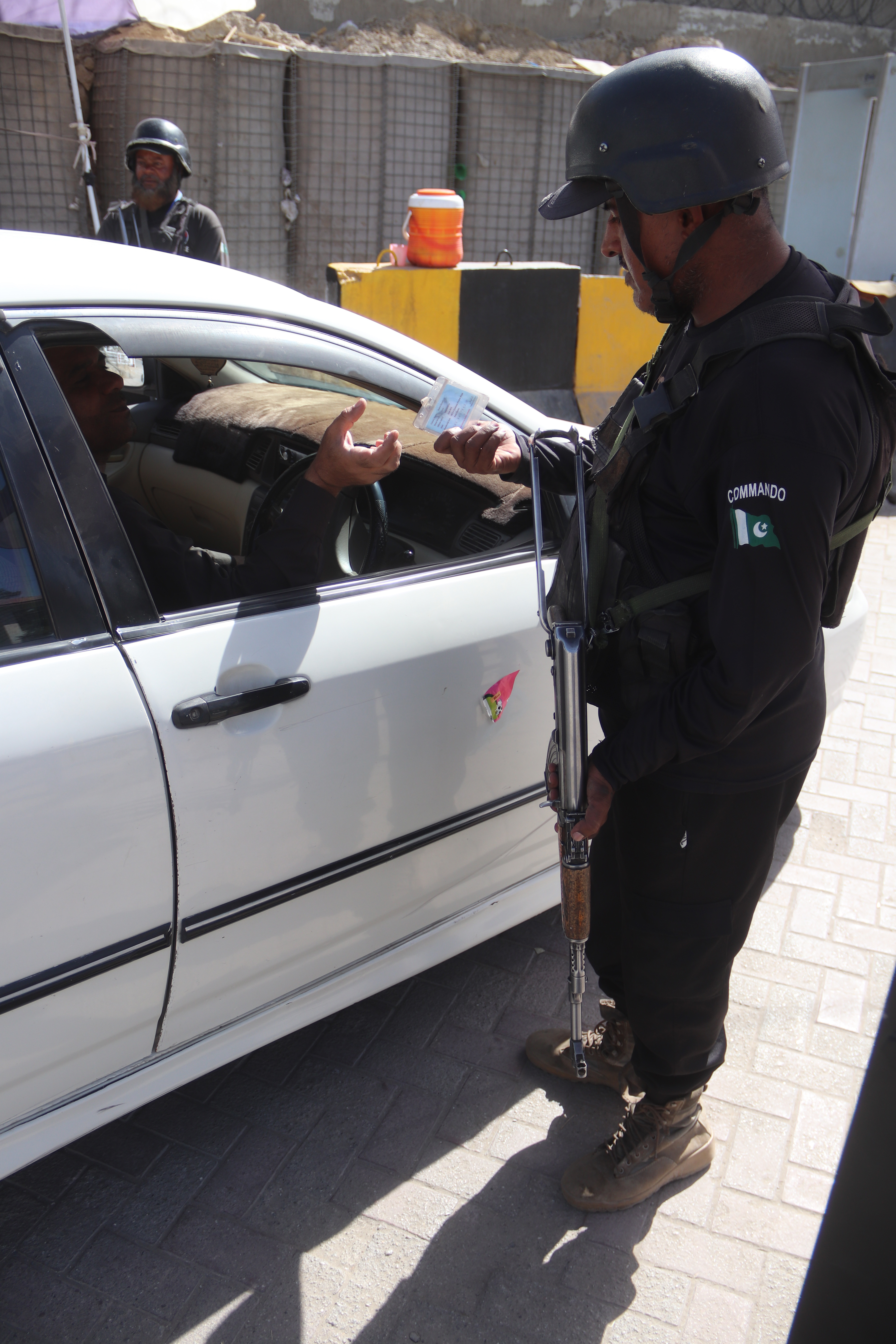 QUETTA (Pakistan), 10/08/2026.- A Pakistani security official checks a vehicle at a checkpoint ahead of Pakistans Independence Day celebrations in Quetta, Pakistan, 10 August 2026. Security has been stepped up in Quetta and other parts of Balochistan ahead of Pakistans Independence Day on 14 August, with authorities increasing checks and reviewing arrangements around public places and key installations. Balochistan has seen a worsening security situation in recent years, with a rise in militant attacks targeting security forces and state infrastructure. EFE/EPA/FAYYAZ AHMAD