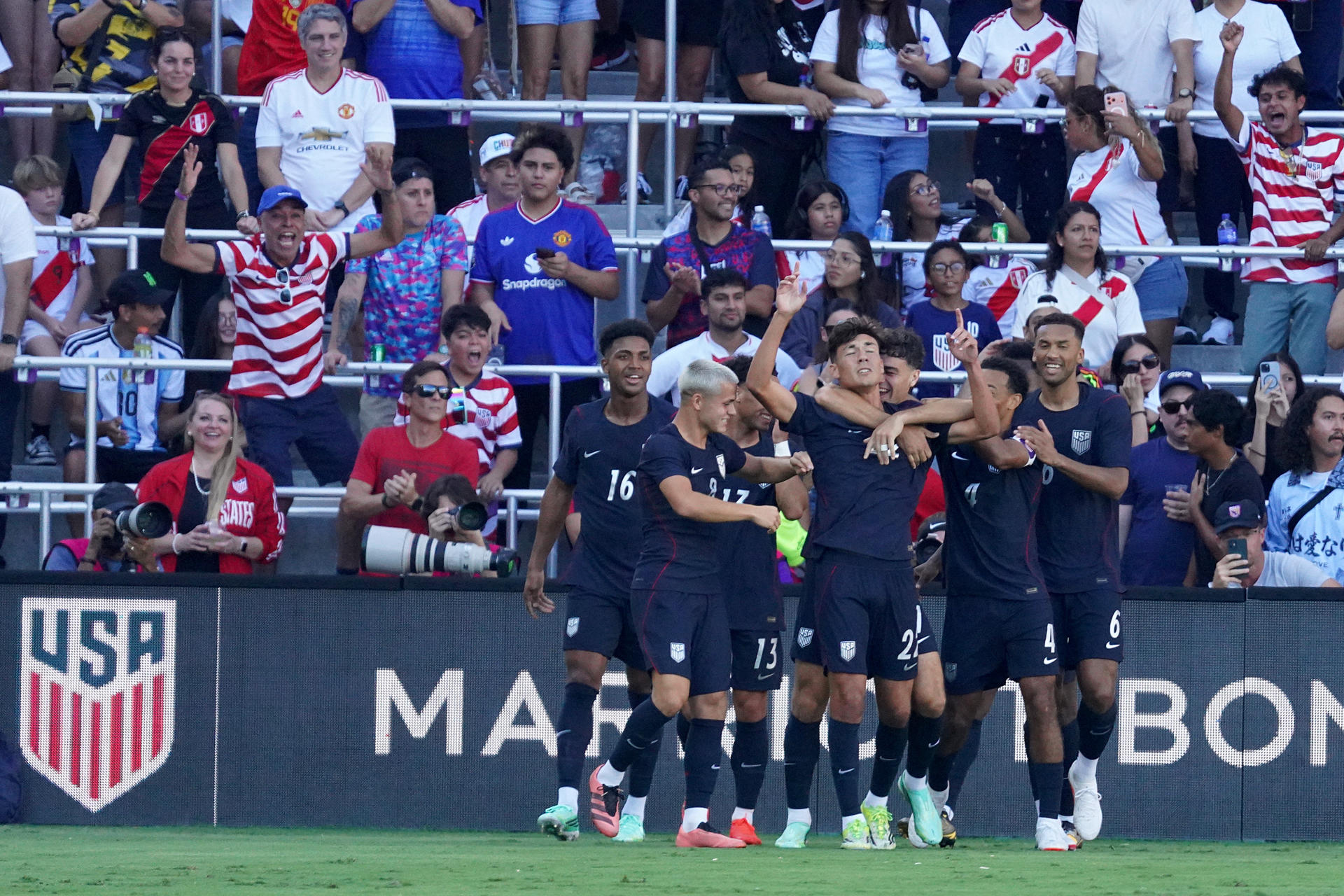 Jugadores de la selección de Estados Unidos celebran este sábado la victoria por 4-1 sobre la de Perú en un partido amistoso jugado en el estadio Inter&Co de Orlando. EFE/ Kenneth Fernández