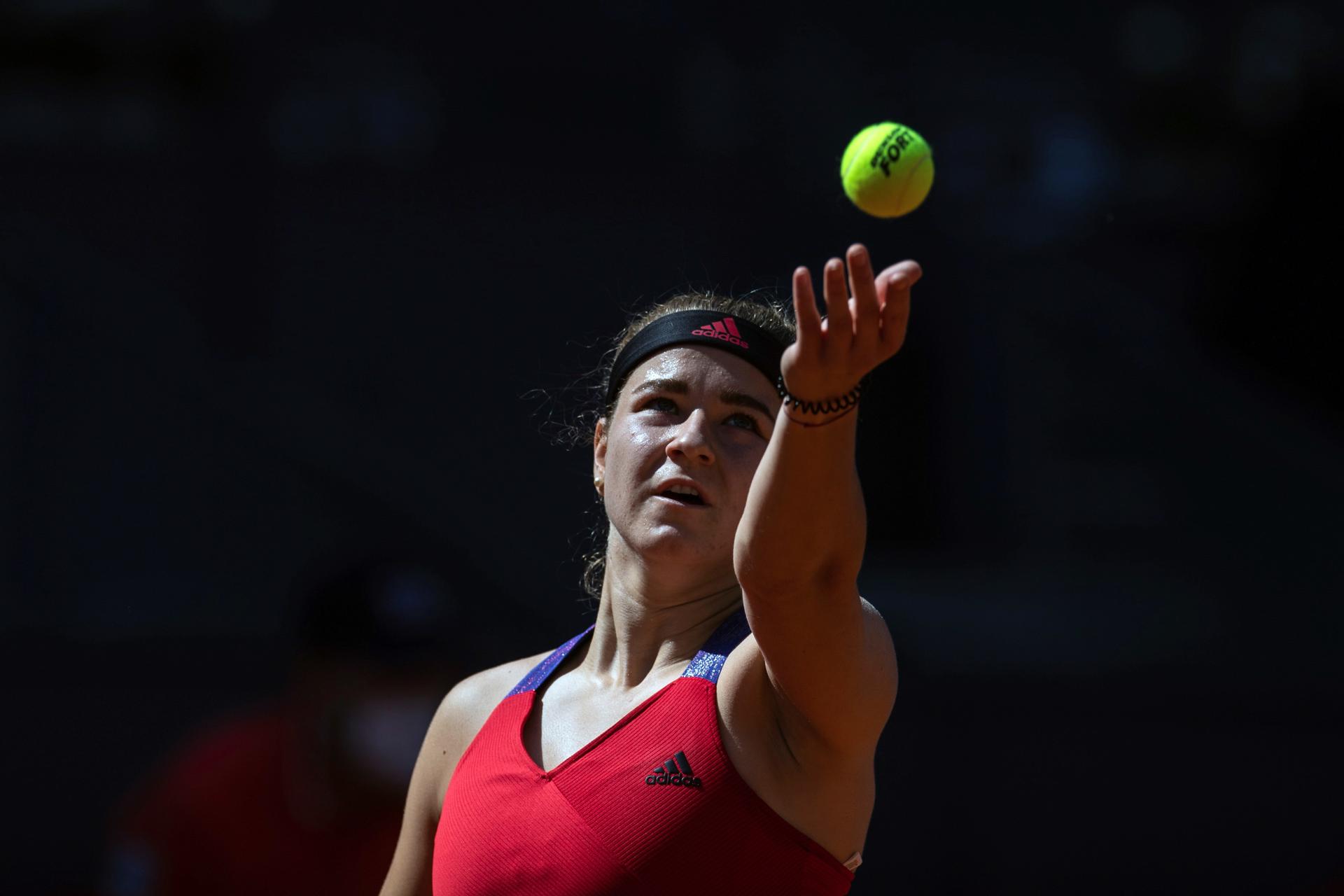 Fotografía de archivo del 2 de mayo de 2021, en la que puede verse a la tenista checa Karolina Muchova, durante un partido. EFE/Rodrigo Jiménez