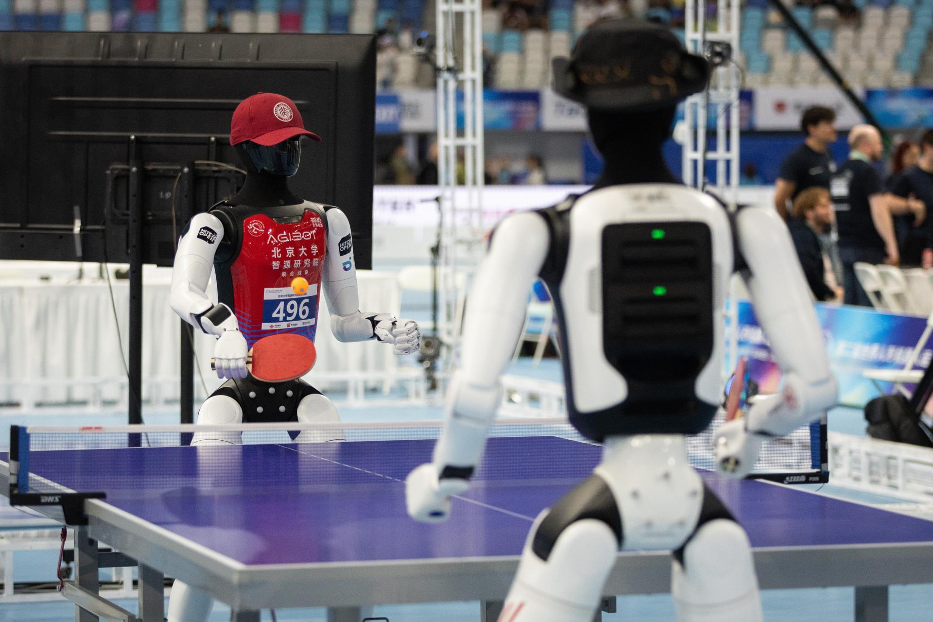Dos robots compiten en tenis de mesa durante los Juegos Robóticos que se disputaron en Pekín en agosto. EFE/EPA/JESSICA LEE