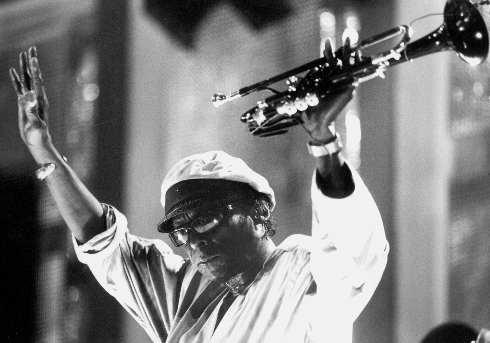 El legendario trompetista y compositor estadounidense Miles Davis falleció el 28 de septiembre de 1991, hace 35 años. En la imagen, Miles Davis durante una actuación en el Festival de Montreux (Suiza) en 1984 EFE/ASL/Archivo