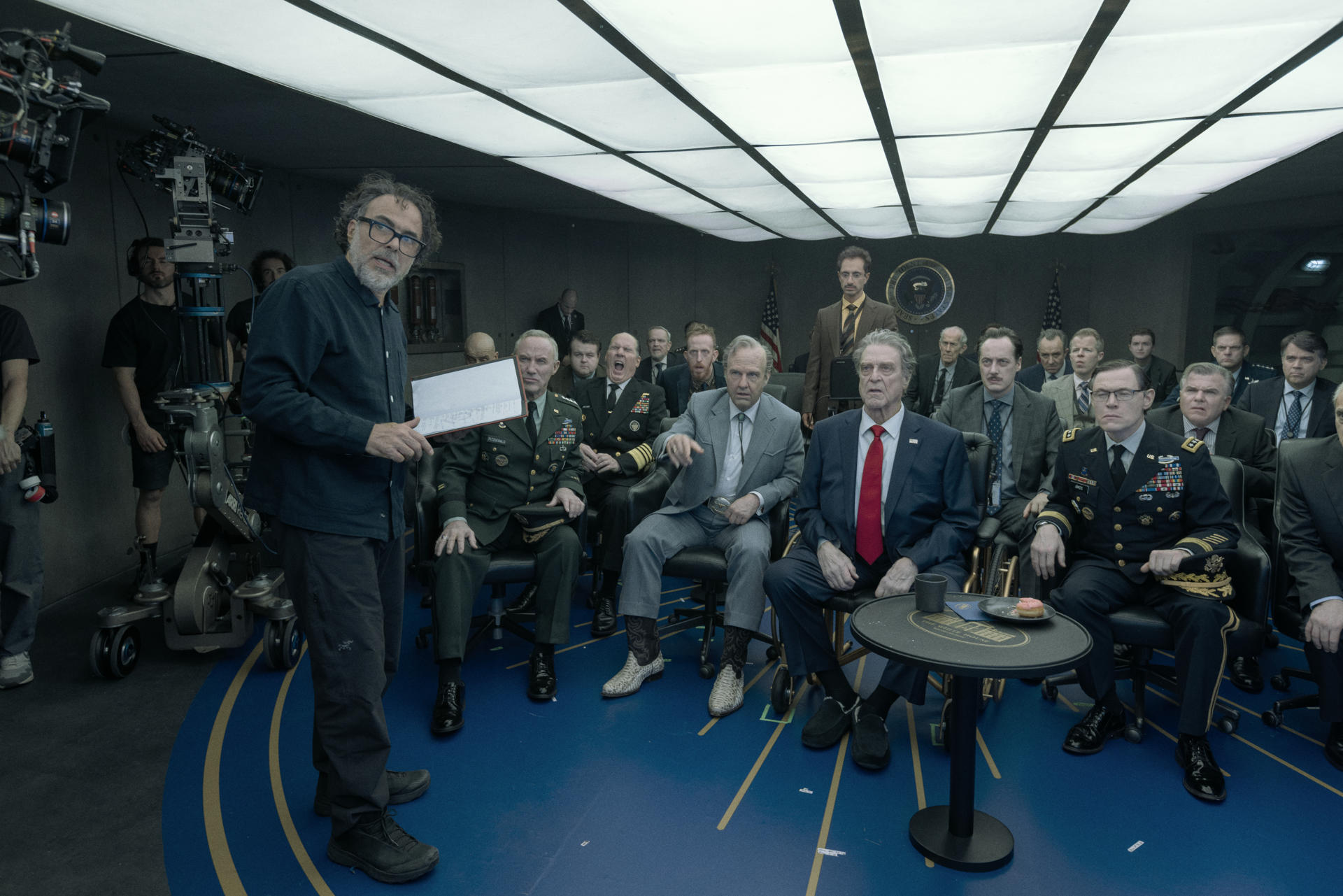 Fotografía cedida por Warner Bros. Pictures que muestra al director de la película Digger, Alejandro González Iñárritu (i), y al actor estadounidense Tom Cruise (2-i) en el papel de Digger Rockwell, durante la grabación de una escena del filme. González ha encontrado en la comedia una vía para hablar del poder, la ambición y las contradicciones humanas, incluso cuando una catástrofe climática sirve de telón de fondo, pues considera que el humor es "la única forma" de unión "en un mundo tan fragmentado", dice en entrevista con EFE sobre 'Digger'. EFE/ Warner Bros. Pictures /SOLO USO EDITORIAL/ NO VENTAS/ SOLO DISPONIBLE PARA ILUSTRAR LA NOTICIA QUE ACOMPAÑA (CRÉDITO OBLIGATORIO)