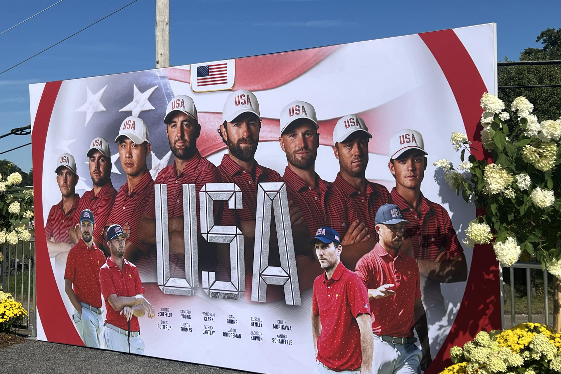 -La Presidents Cup llega a Chicago. Es un escaparate global de deporte, negocios y poder. Donald Trump, presidente honorario del torneo, anunció su presencia. El turista internacional de golf gasta de media ocho veces más que un visitante nacional. Con 200.000 personas esperadas en el club de Medinah, se prevé un impacto de 175 millones de dólares. La Presidents Cup enfrenta a Estados Unidos con un combinado internacional, sin Europa, y convierte durante seis días los suburbios del noroeste de Chicago en escaparate global.-EFE/ Andrea Montolivo