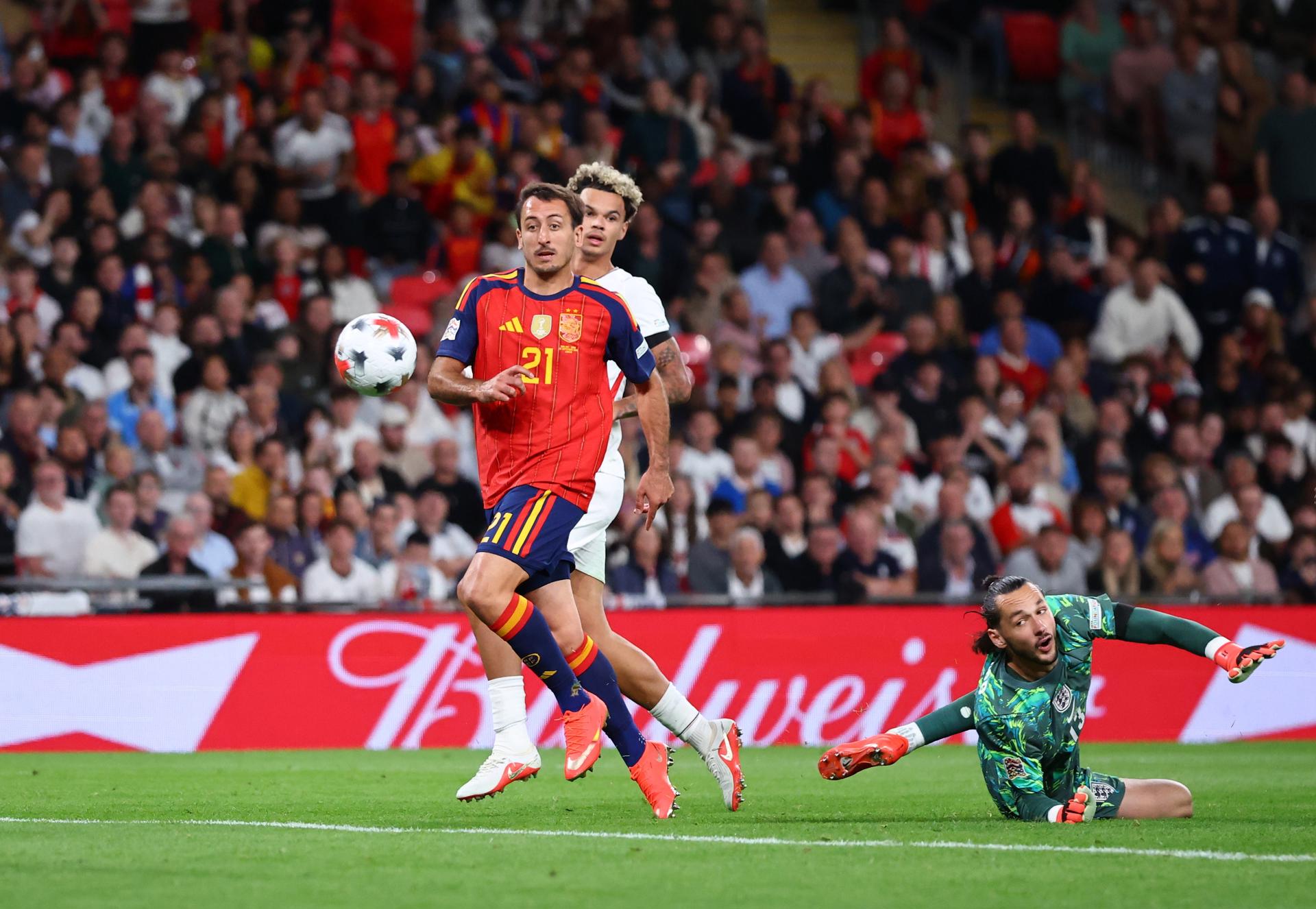 El jugador de España Mikel Oyarzabal logra el 2-3 ante el portero James Trafford durante el partido de la UEFA Nations League que han jugado España e Inglaterra en Wembley, Londres, Reino Unido. EFE/EPA/TOLGA AKMEN