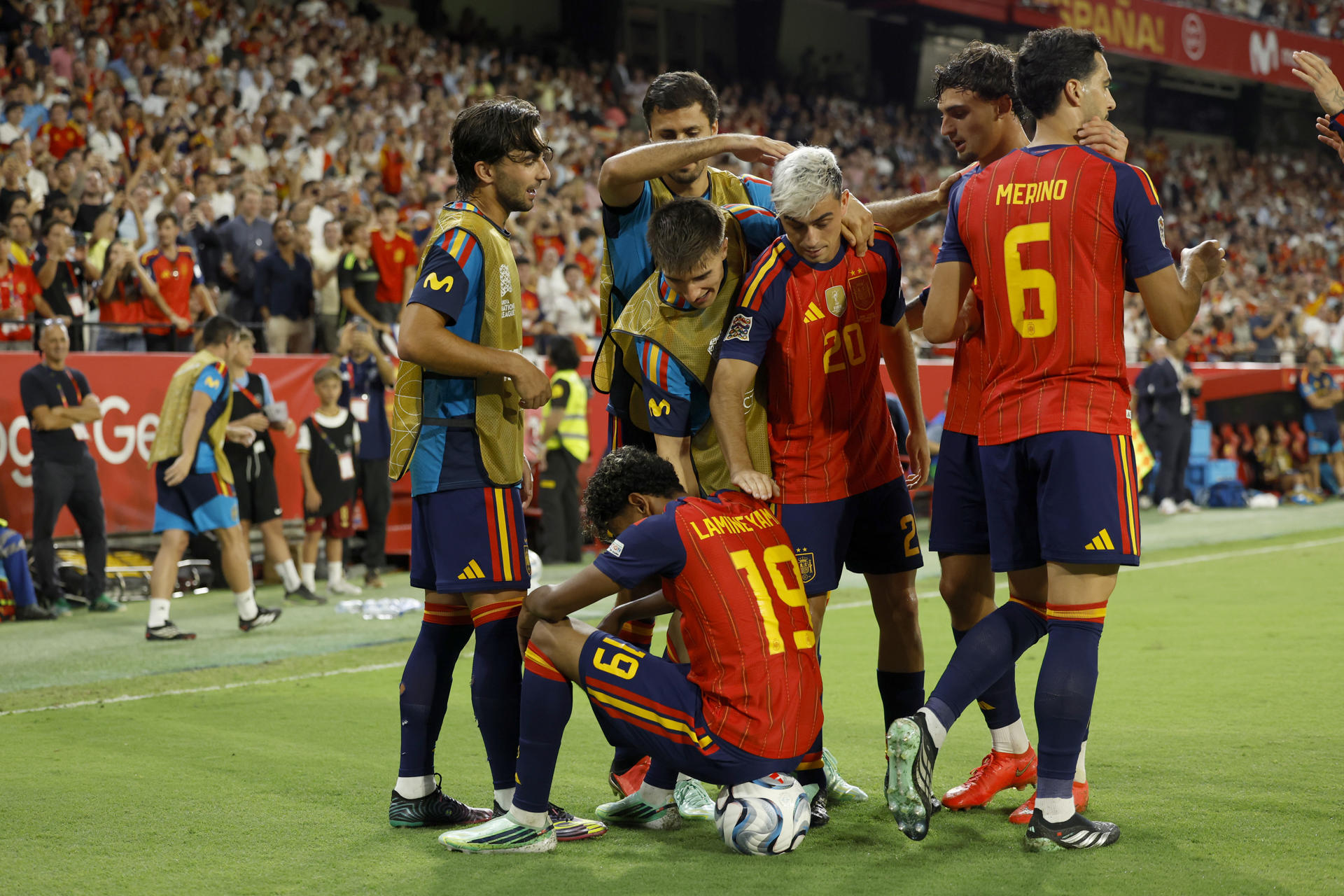 Foto de archivo. Lamine Yamal celebra el tercer gol anoche en Sevilla frente a Croacia en el partido de la segunda jornada de la Liga de las Naciones disputado en el estadio Sánchez Pizjuán.EFE/ Julio Munoz