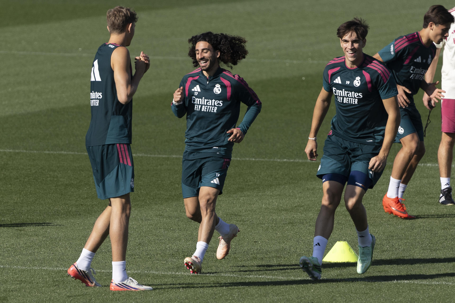 Fotografía del pasado 19 de septiembre, en la que puede verse a los jugadores del Real Madrid Marc Cucurella (i) y Carlos Espí (d) durante un entrenamiento. EFE/Sergio Pérez