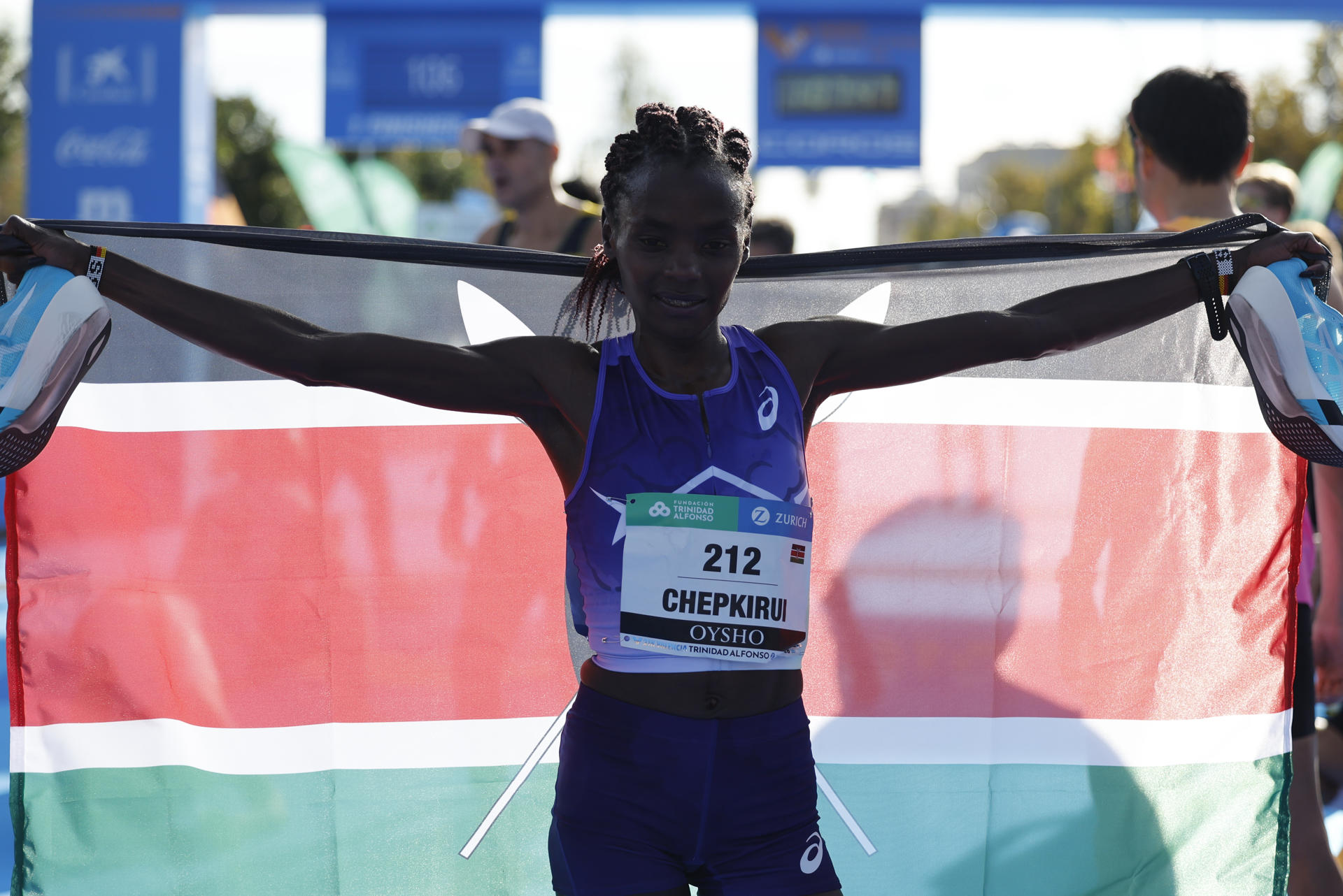 La atleta keniana Sheila Chepkirui se impone en el Medio Maratón Valencia Trinidad Alfonso Zurich que se disputa este domingo. EFE/ Ana Escobar