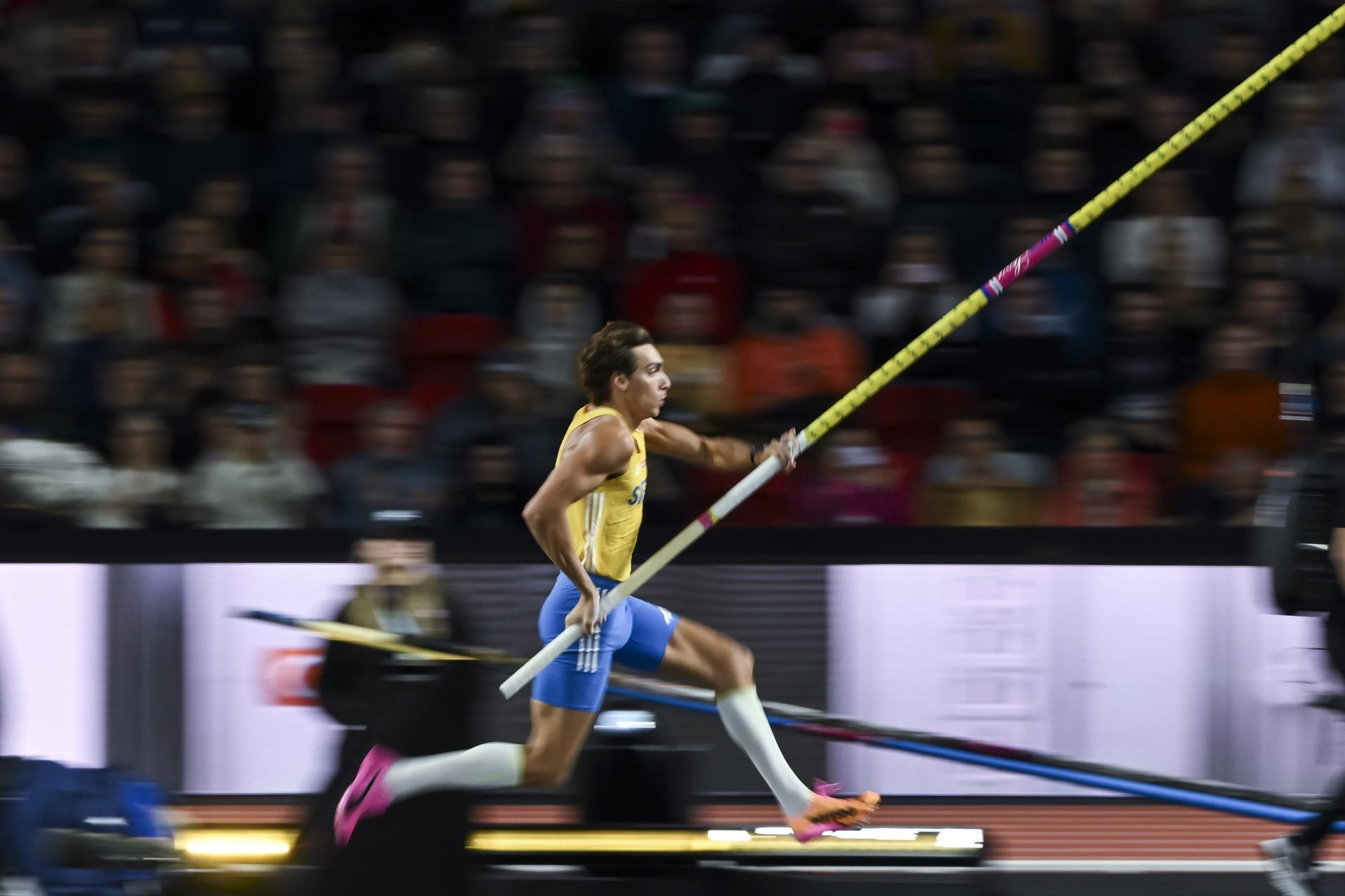 Fotografía del pasado 11 de septiembre, en la que puede verse al sueco Armand Duplantis, durante el Campeonato Ultimate de atletismo, disputado en Budapest. EFE/ Tibor Illyes *Prohibido su uso en Hungría*