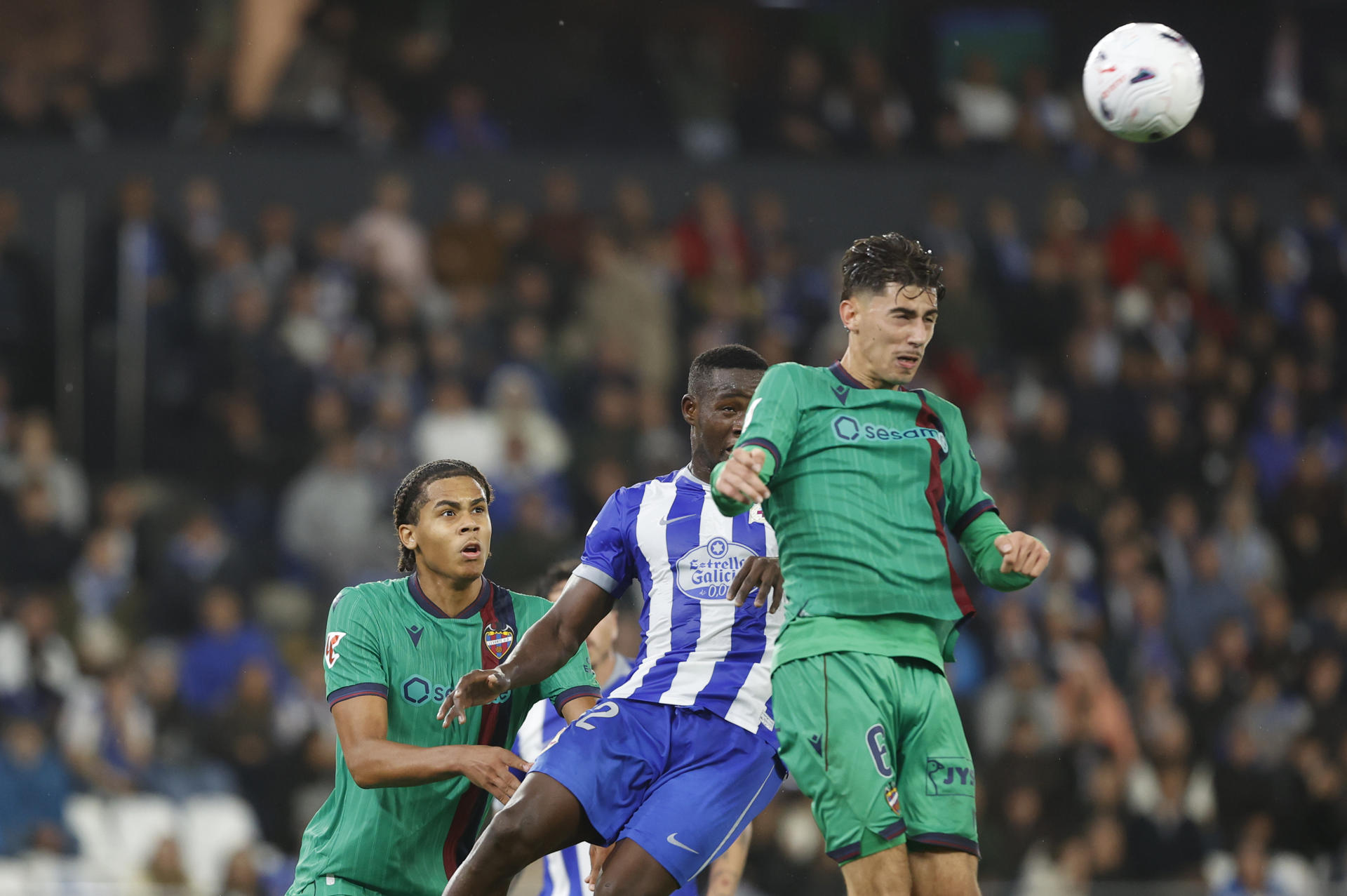 El centrocampista del Levante Daniel Requena (d) despeja de cabeza durante el partido de la jornada 9 de LaLiga que Deportivo de A Coruña y Levante UD disputaron este viernes en el estadio de Riazor. EFE/ Cabalar