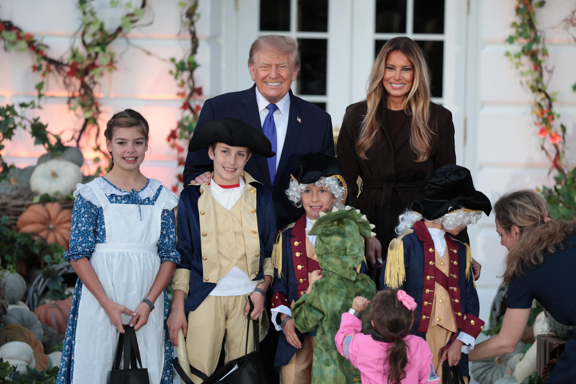El presidente de Estados Unidos, Donald Trump (c), fue captado este 29 de octubre al posar -junto a un grupo de niños disfrazados y a la primera dama, Melania Trump (3d)- durante el tradicional festejo anual de Halloween, en la Casa Blanca, en Washington DC (EE.UU.). EFE/Octavio Guzmán