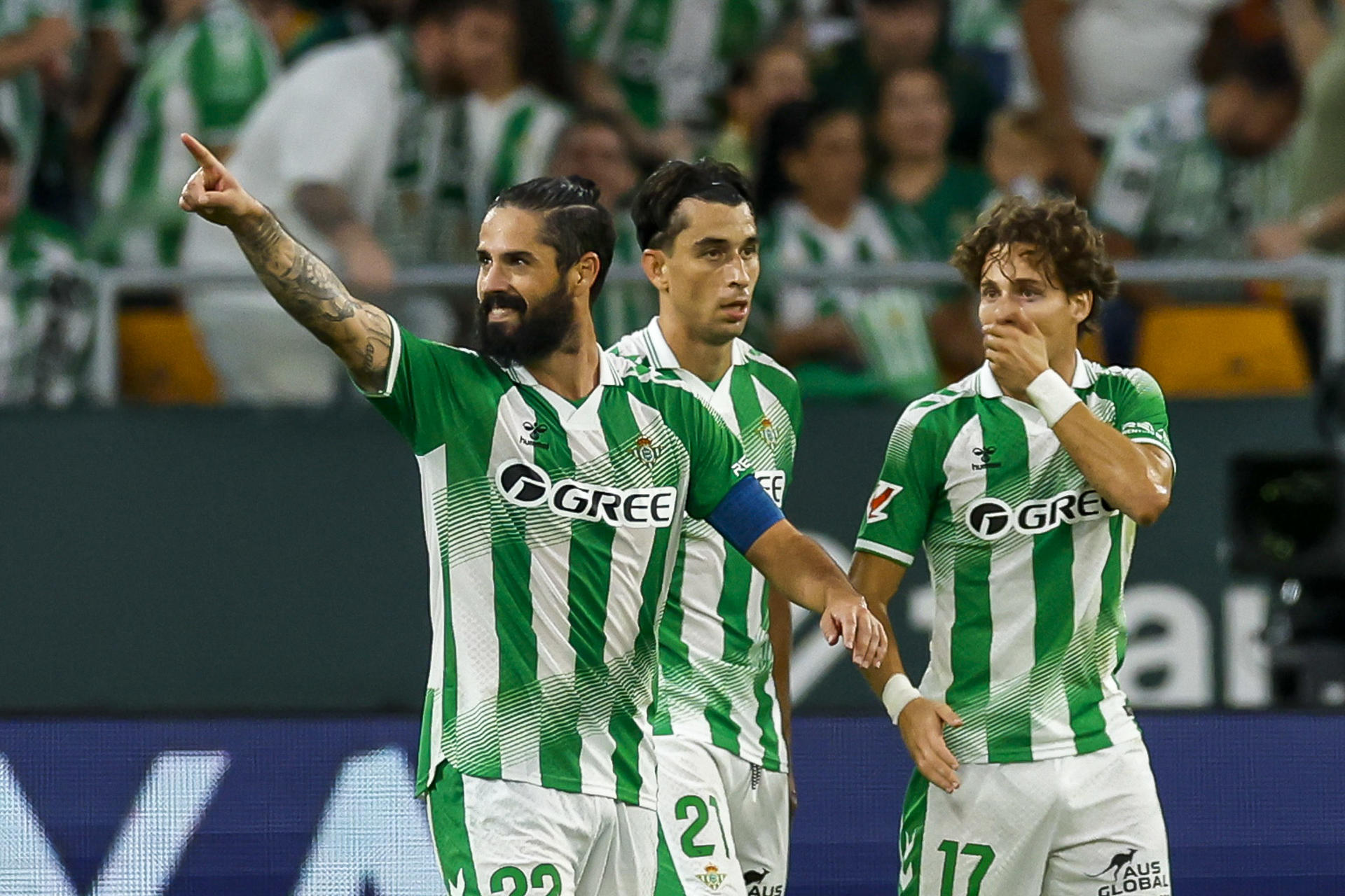 El centrocampista del Betis Isco Alarcón (i) celebra tras marcar el 4-2, durante el partido de LaLiga de fútbol que Real Betis y CA Osasuna, el domingo en el estadio de La Cartuja, en Sevilla. EFE/Julio Muñoz