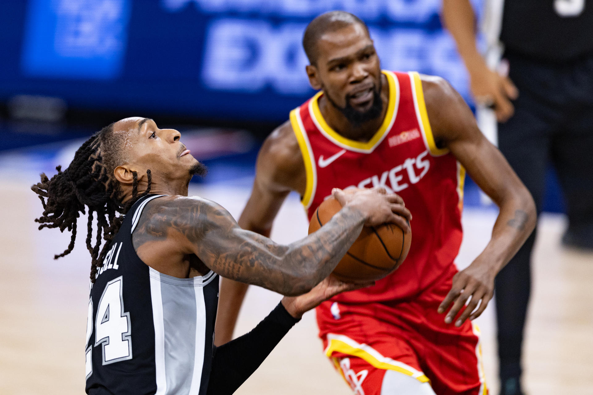 Devin Vassell (i), de San Antonio, disputa un balón con Kevin Durant, de Houston, en un partido de la NBA entre San Antonio Spurs y Houston Rockets, en el estadio Moody Center en Austin (Estados Unidos). EFE/ Carlos Ramírez