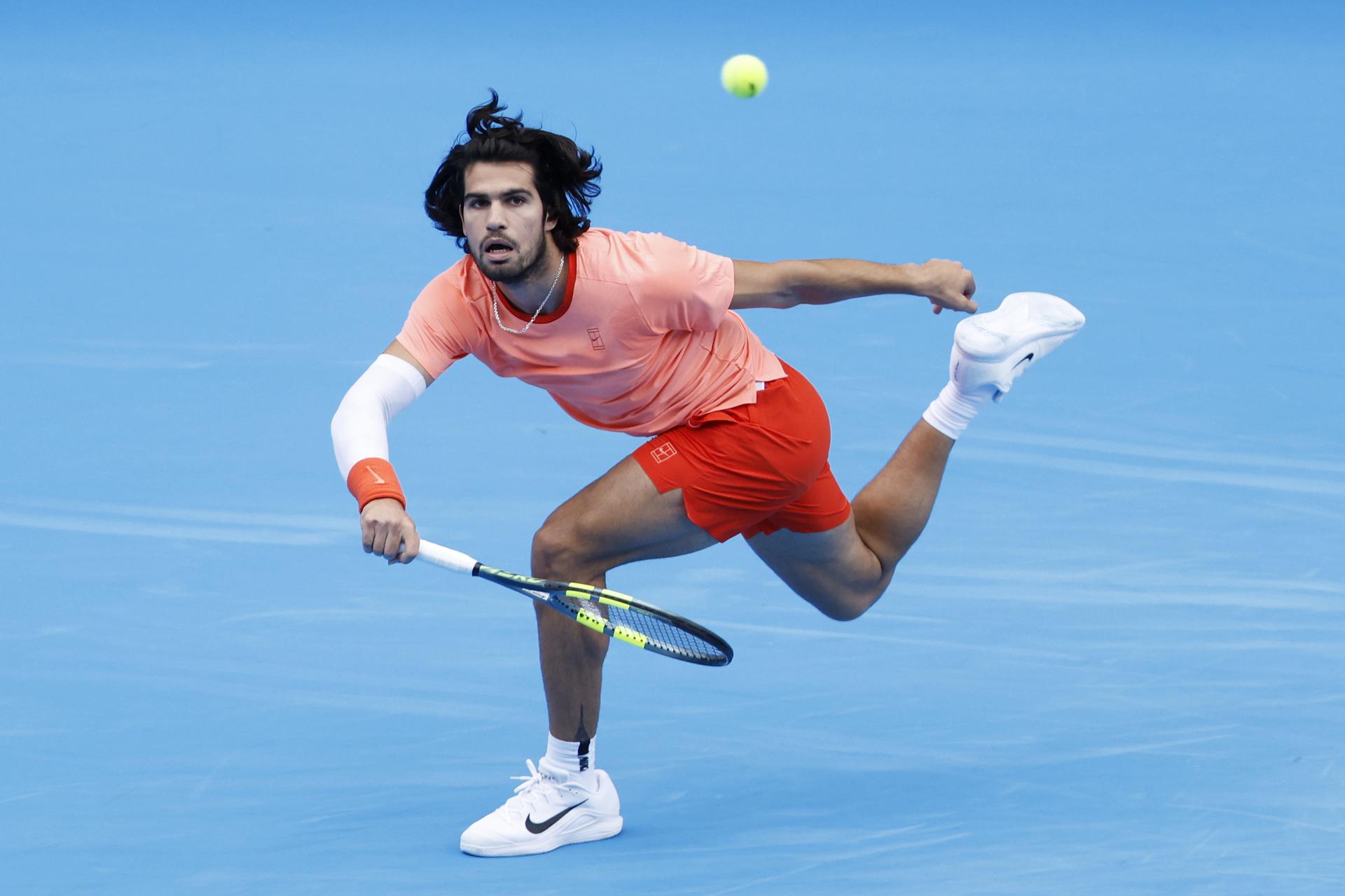Carlos Alcaraz, en un momento de su partido ante el canadiense Denis Shapovalov, en el Abierto de Tokio.EFE/EPA/KIYOSHI OTA