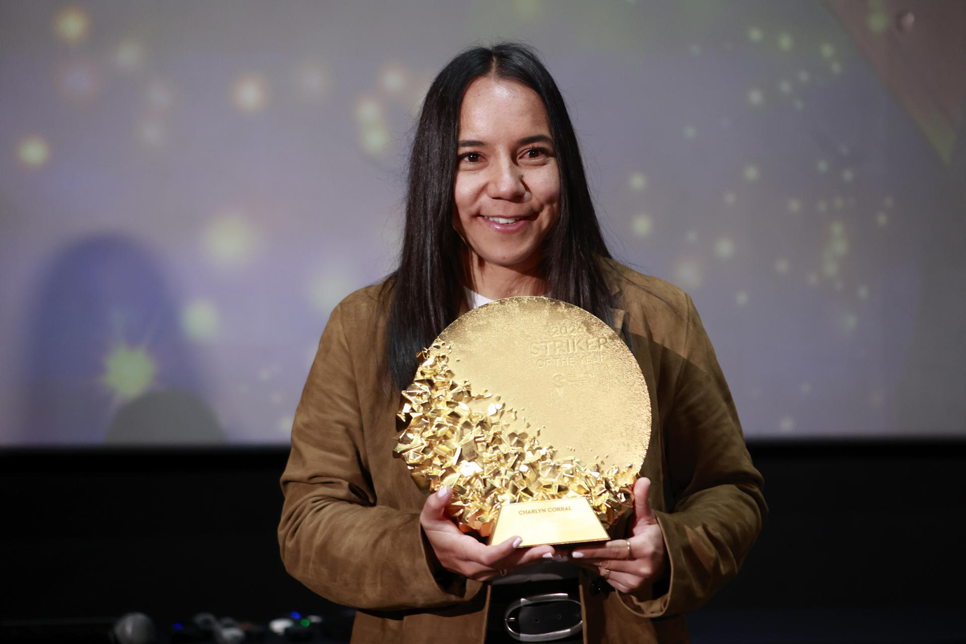 La jugadora del Pachuca Charlyn Corral posa durante una rueda de prensa luego de obtener el galardón del Balón de Oro a la mejor delantera del 2026, este jueves en Pachuca (México). EFE/David Martínez Pelcastre