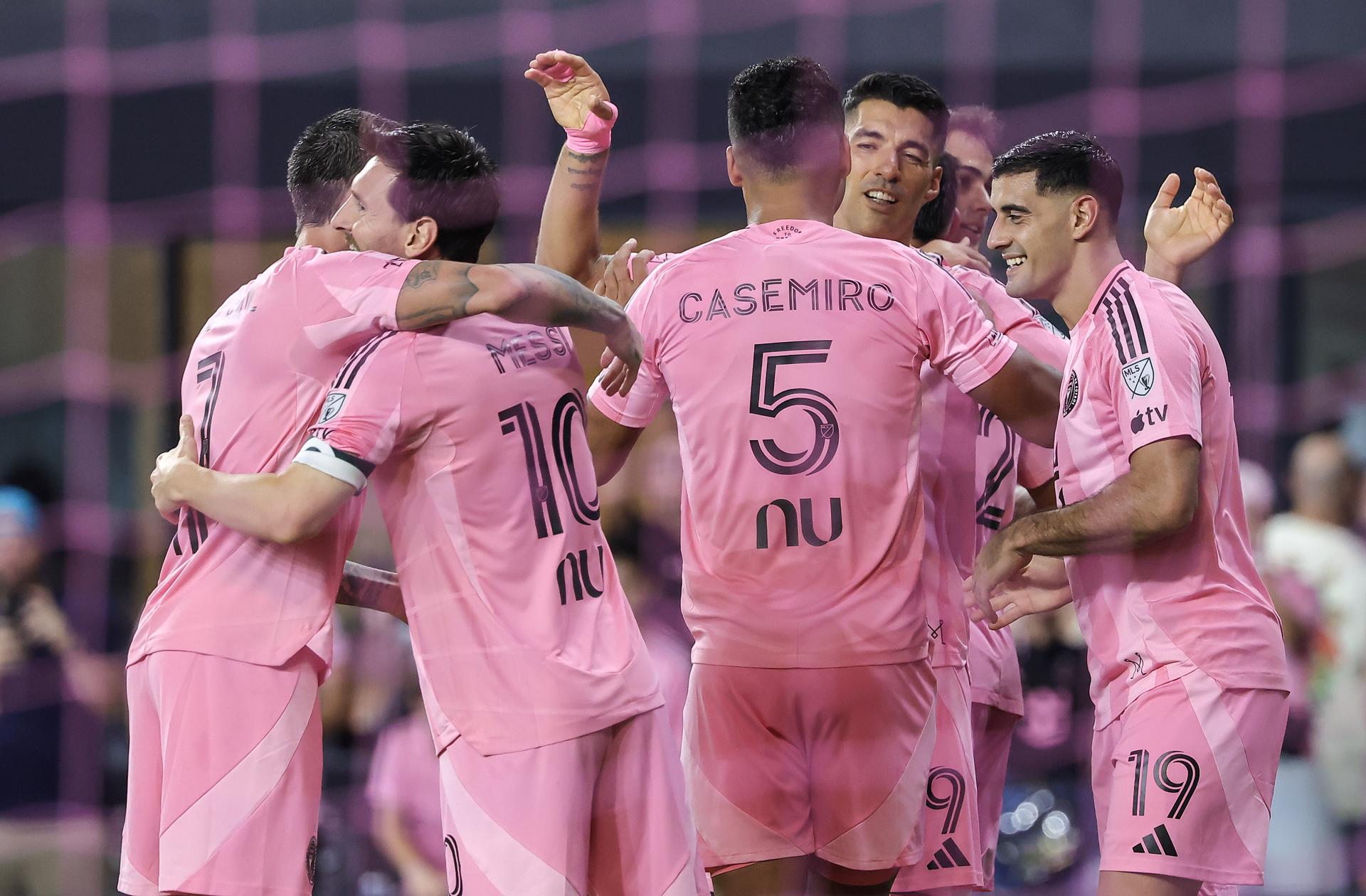 Solo 4 días después de su emotiva despedida de la selección argentina, Lionel Messi (2i) dio este sábado otro festival de fútbol con el Inter Miami al anotar un doblete en la goleada por 4-0 al DC United en el NU Stadium. EFE/EPA/CRISTOBAL HERRERA-ULASHKEVICH
