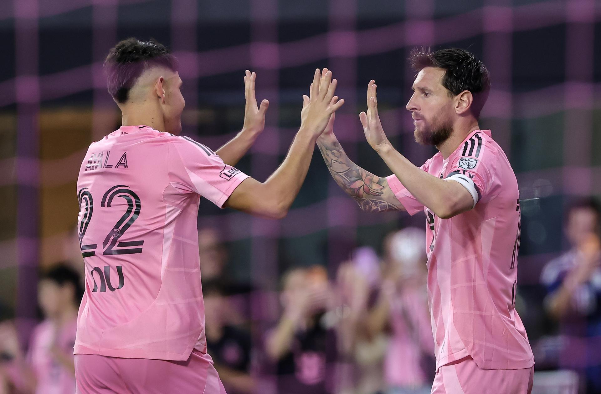 Solo 4 días después de su emotiva despedida de la selección argentina, Lionel Messi (d) dio este sábado otro festival de fútbol con el Inter Miami al anotar un doblete en la goleada por 4-0 al DC United en el NU Stadium. EFE/EPA/CRISTOBAL HERRERA-ULASHKEVICH