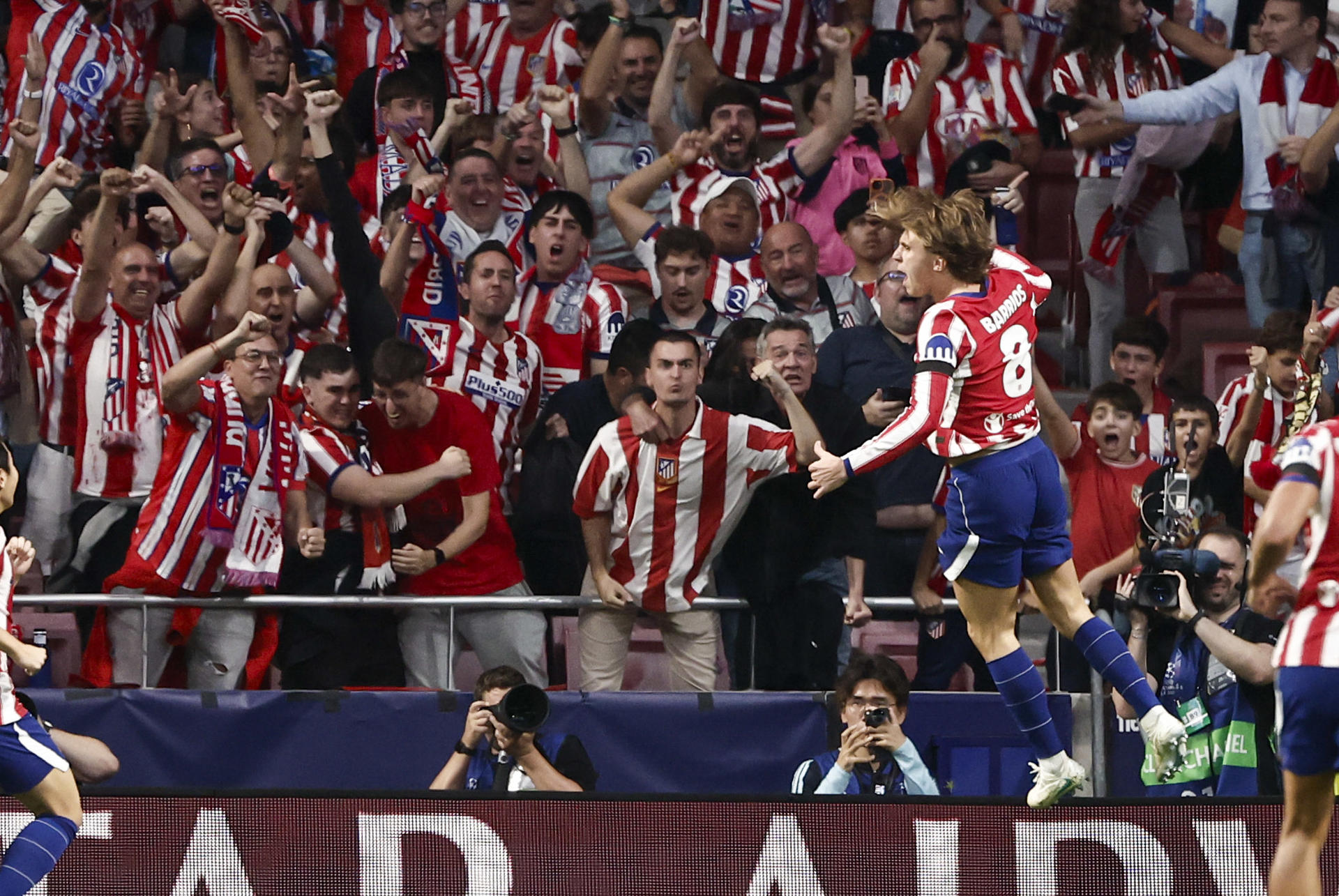 Barrios celebra su gol al Manchester United. EFE/Sergio Pérez