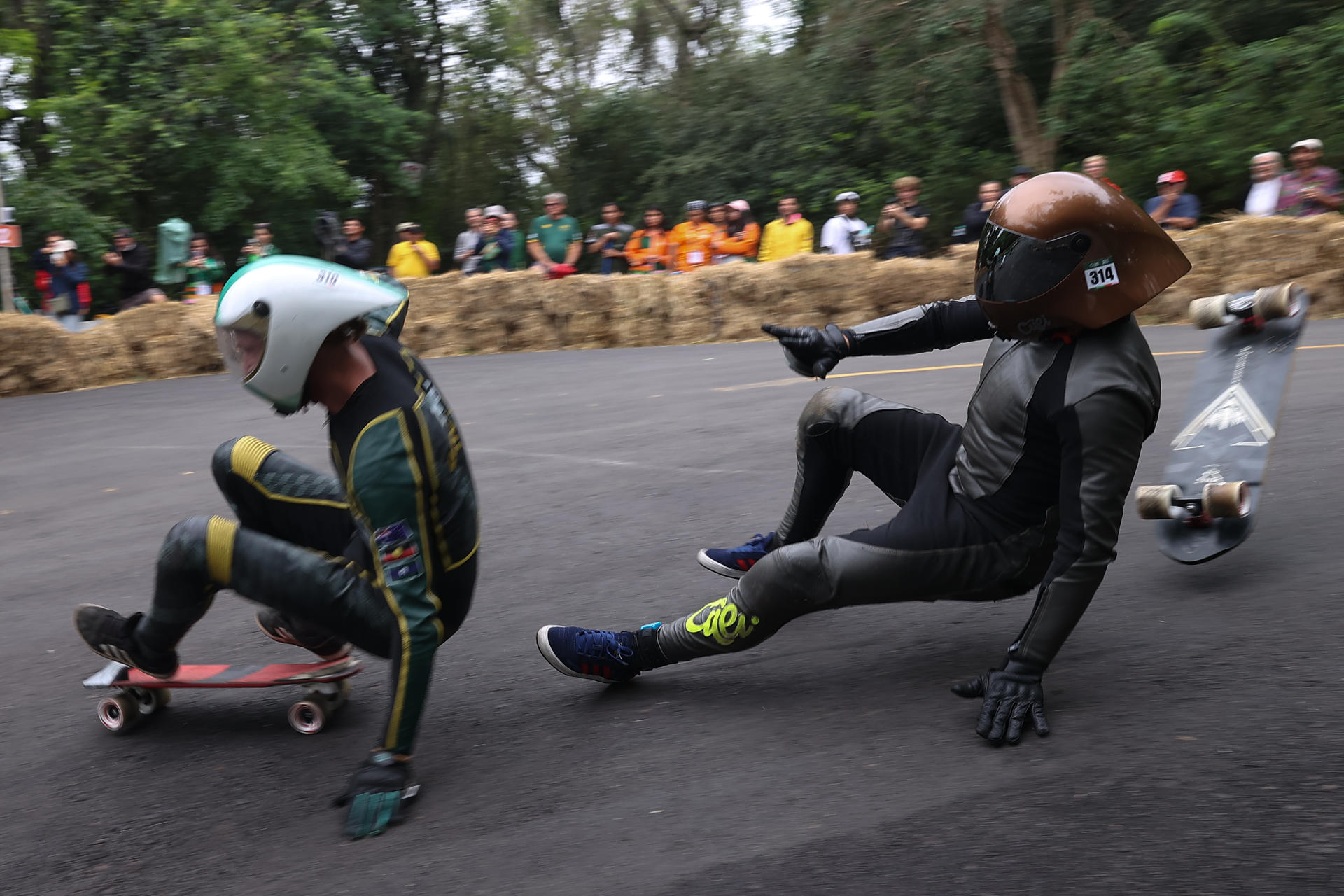 Zak Mills-Goodwin, de Australia (i), y Evandro Filho, de Brasil, compiten en la prueba downhill skate de los Juegos Mundiales de Patinaje 2026, en Asunción (Paraguay). EFE/ Juan Pablo Pino
