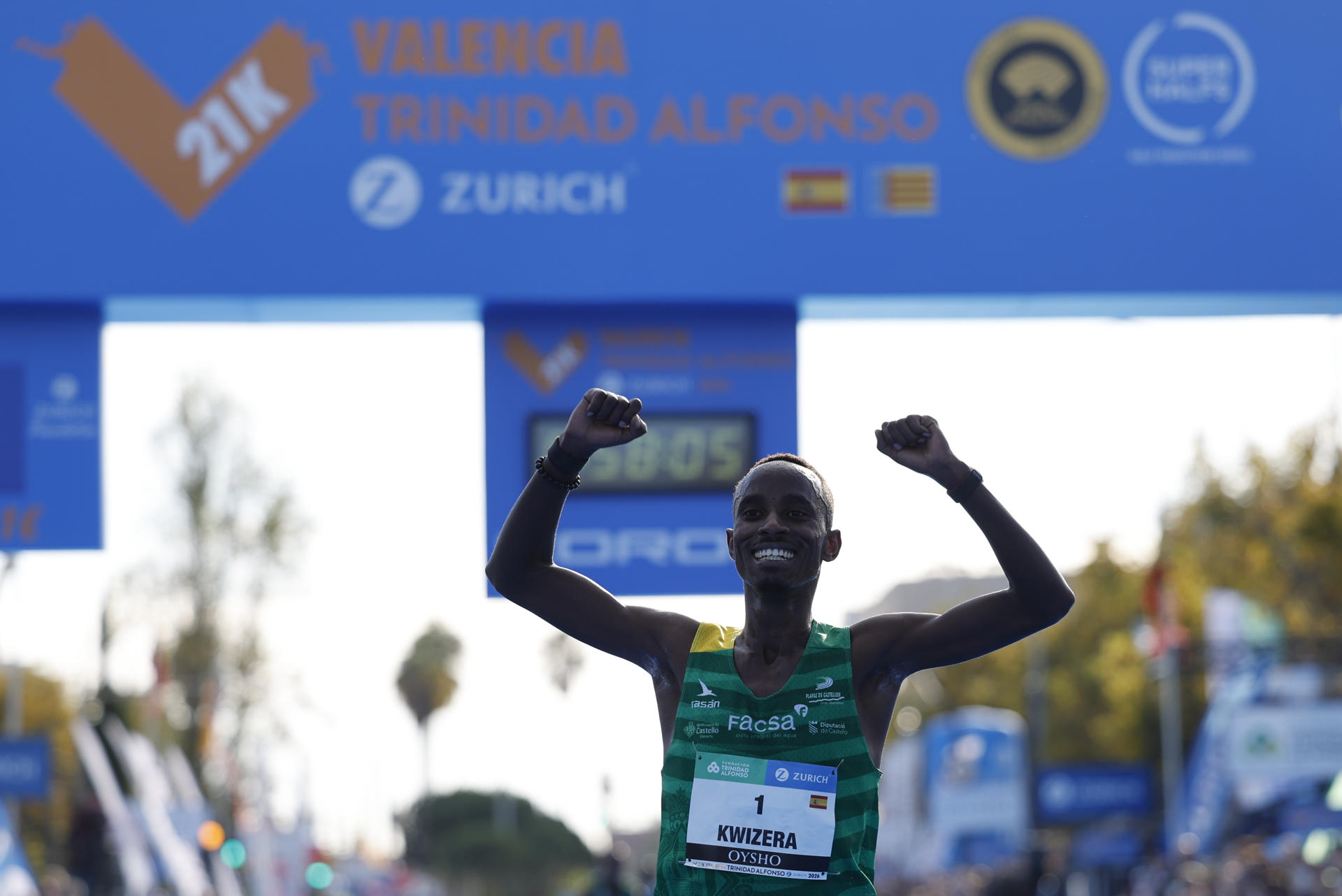 El atleta Rodrigue Kwizera se impone en el Medio Maratón Valencia Trinidad Alfonso Zurich que se disputa este domingo. EFE/ Ana Escobar