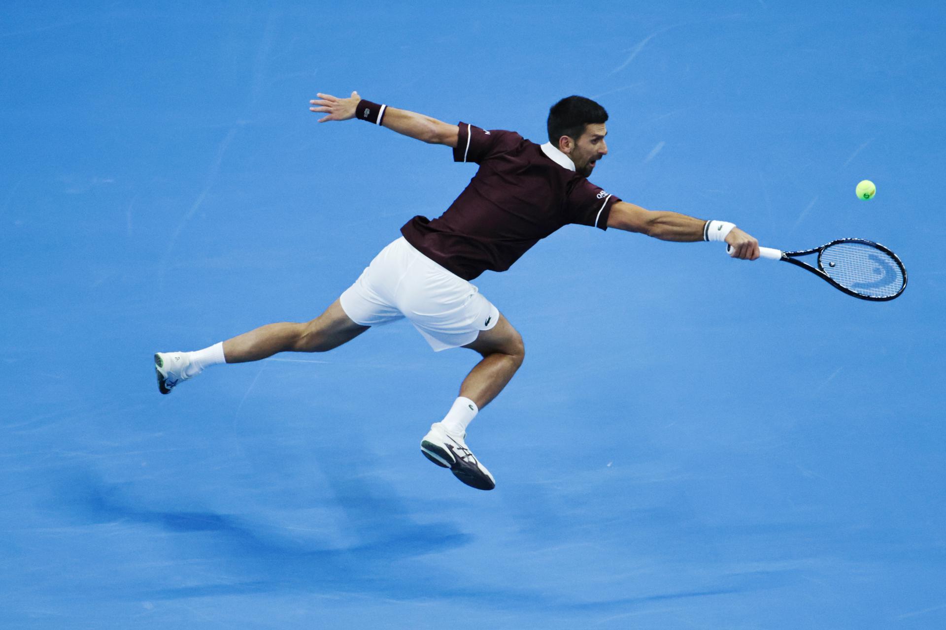 Foto de archivo. El serbio Novak Djokovic disputa, el pasado 4 de octubre, el encuentro de cuartos de final frente al alemán Alexander Zverev del Abierto de China, en Pekín, en el que finalmente se hizo con el título. EFE/EPA/ANDRES MARTINEZ CASARES
