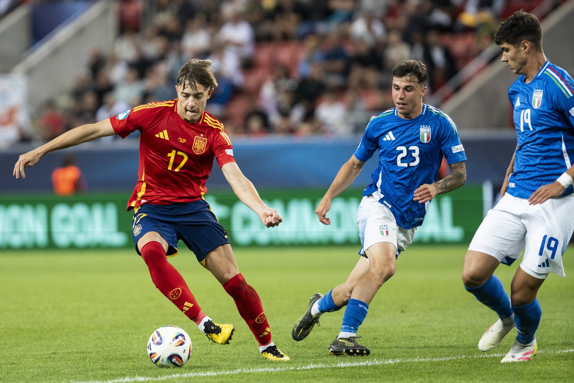 Fotografía de archivo del 17 de junio de 2025 en la que se observa a Jesús Rodríguez, de España (i), en acción contra Alessandro Bianco, de Italia (d), durante el partido de fútbol de la fase de grupos del Campeonato de Europa Sub-21 entre España e Italia en Trnava (Eslovaquia). EF/JOZEF JAKUBCO