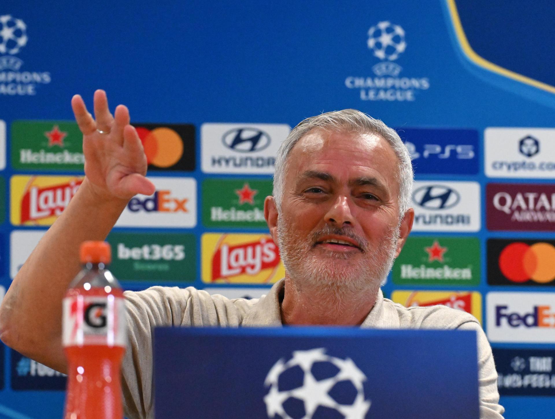 El entrenador José Mourinho, durante la rueda de prensa del Real Madrid, previo a su partido de Liga de Campeones contra AS Roma, este martes en Madrid. EFE/EPA/ALBERTO LINGRIA