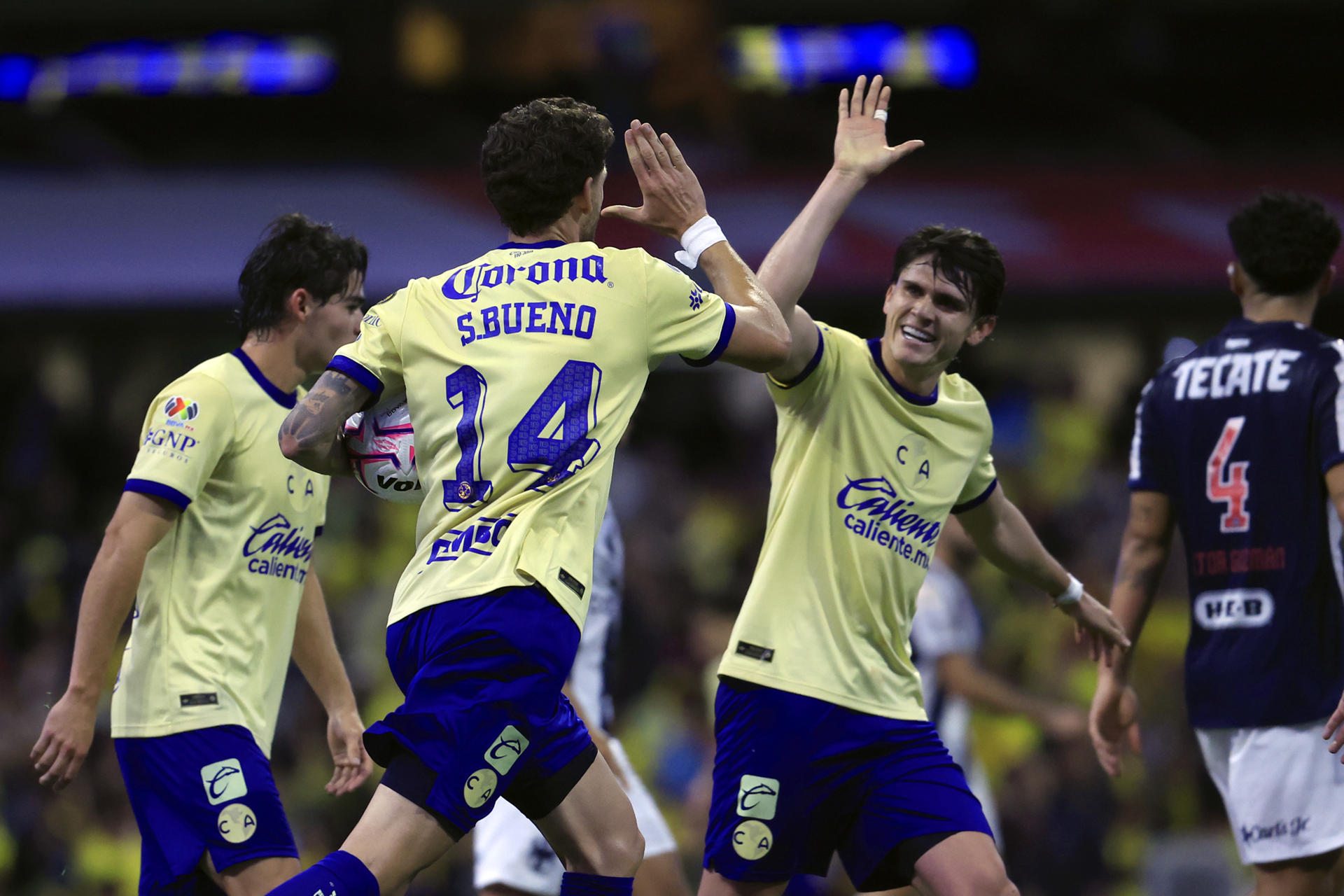 Jugadores de América celebran un gol de Santiago bueno (c) este sábado, durante un partido de la Liga MX entre América y Monterrey en el estadio Banorte en Ciudad de México (México). EFE/Sáshenka Gutiérrez