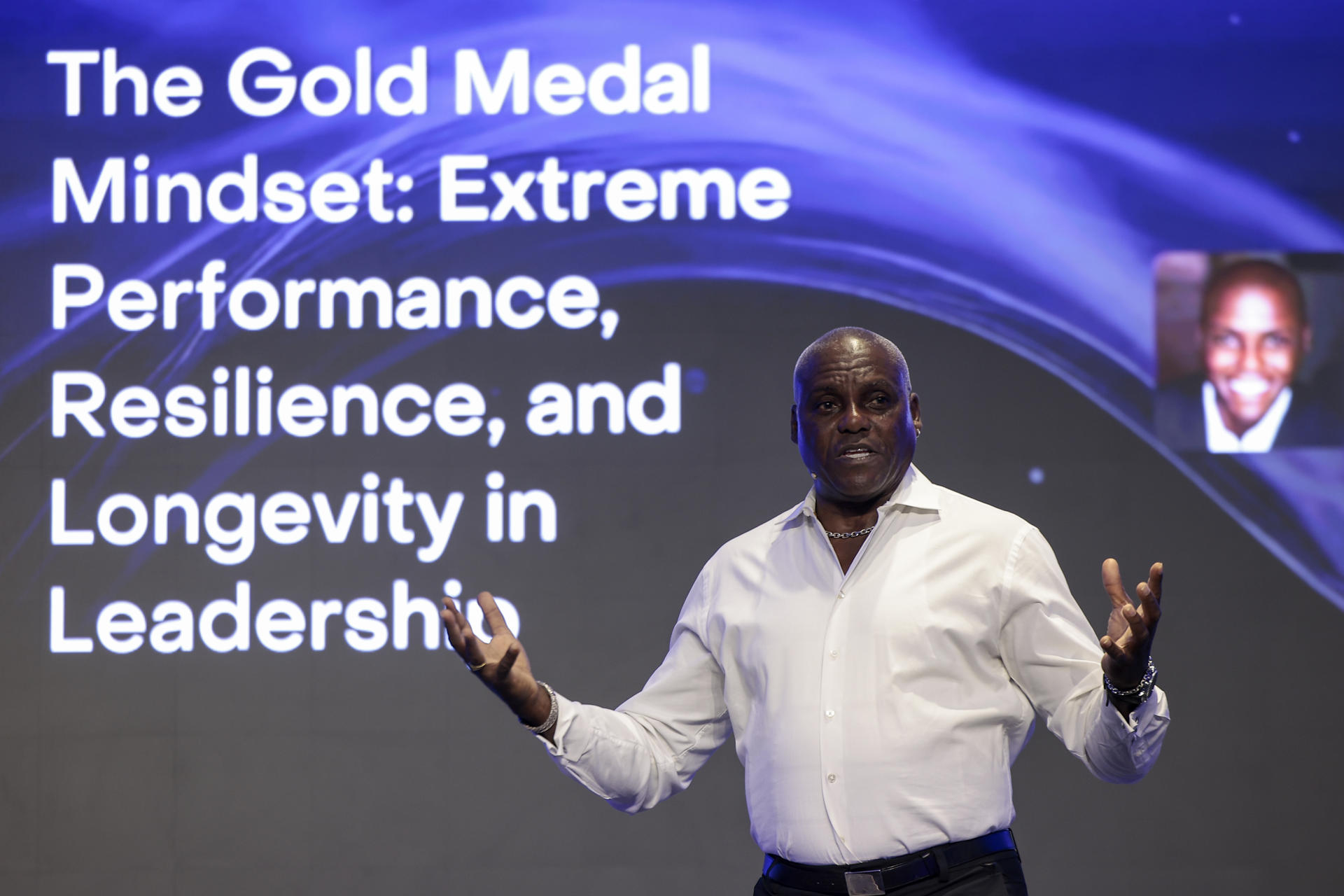 El atleta, Carl Lewis, ganador de nueve oros olímpicos y reconocido como World Athlete of the Century, durante su ponencia en la novena edición del evento tecnológico internacional VDS que reúne entre este miércoles y el jueves a más de 600 ponentes y despliega más de 200 sesiones en torno a la inteligencia artificial, la defensa, la salud y el futuro del trabajo. EFE/Biel Aliño