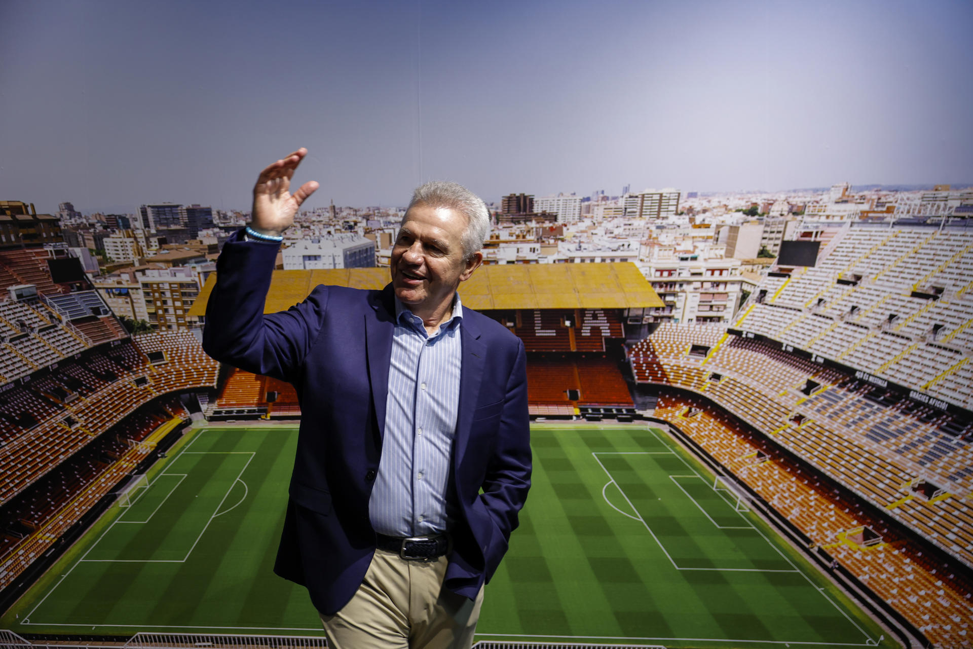 Fotografía del pasado 28 de septiembre, en la que puede verse al técnico mexicano Javier Aguirre, durante su presentación como nuevo entrenador del Valencia CF. EFE/Biel Aliño