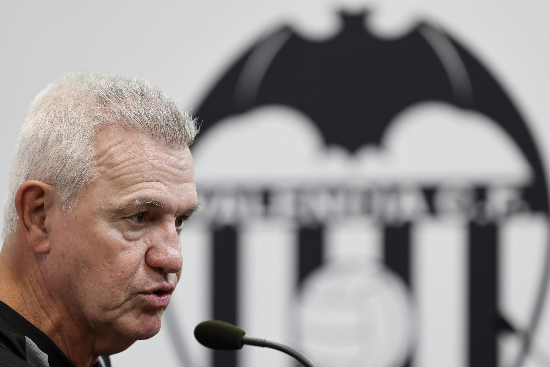 Foto de archivo del entrenador del Valencia CF, el mexicano Javier Aguirre, en conferencia de prensa. , EFE/Manuel Bruque