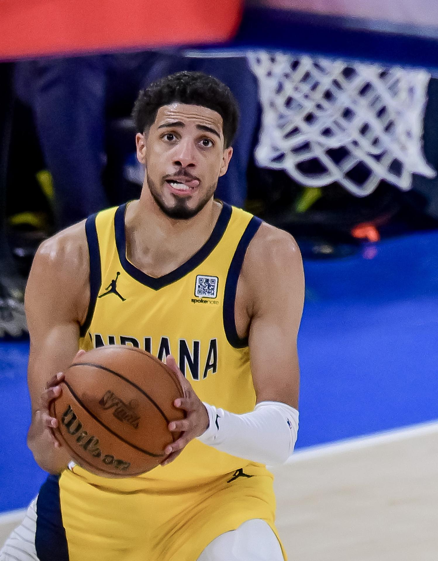 Fotografía de archivo del 8 de junio de 2025 en la que se observa al escolta de los Indiana Pacers Tyrese Haliburton en acción contra los Oklahoma City Thunder durante la primera mitad del segundo partido de las Finales de la NBA entre los Indiana Pacers y los Oklahoma City Thunder en Oklahoma City, Oklahoma (EE.UU.). EFE/MANUELA SOLDI/PROHIBIDO SU USO EN SHUTTERSTOCK