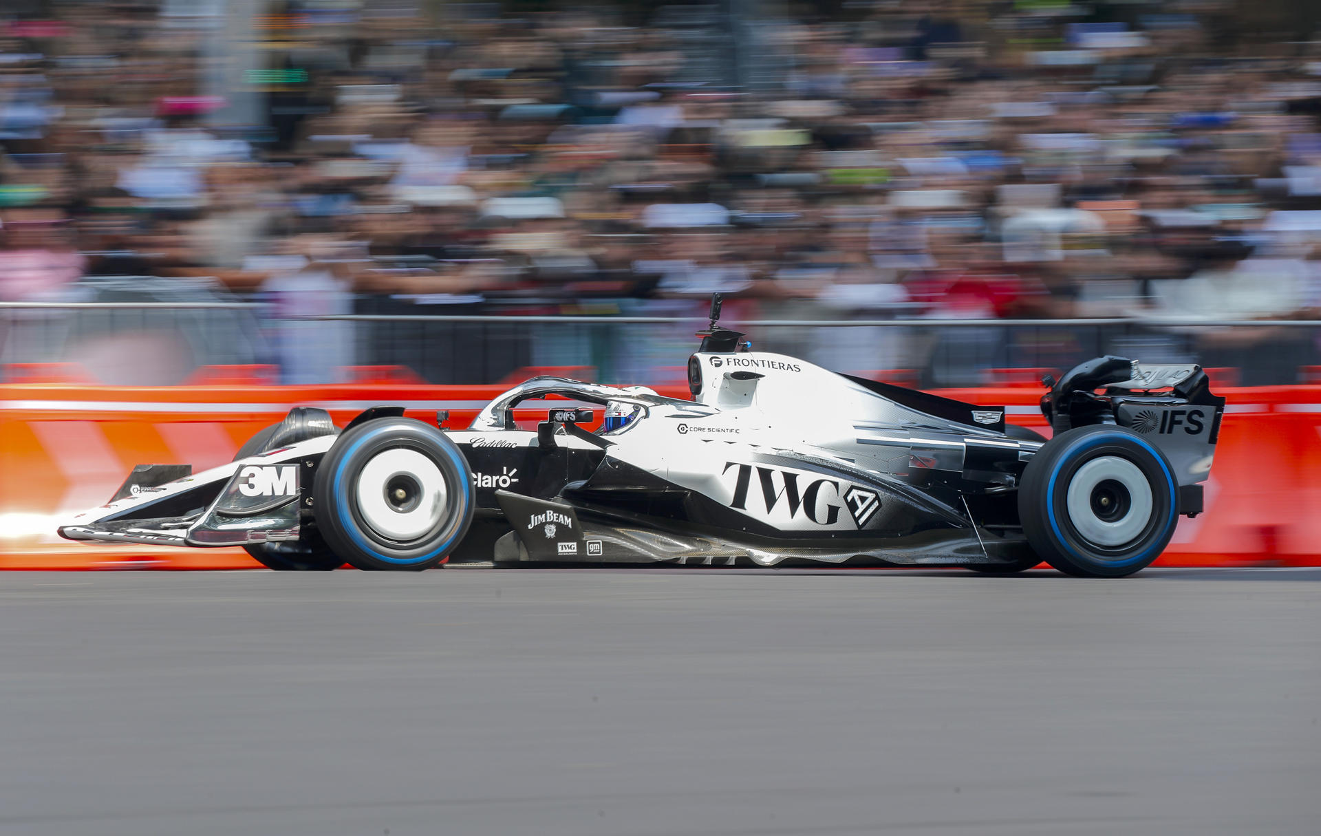 El piloto mexicano Sergio "Checo" Pérez participa este miércoles en el 'Show Run', en una de las principales avenidas en Ciudad de México (México). EFE/Isaac Esquivel