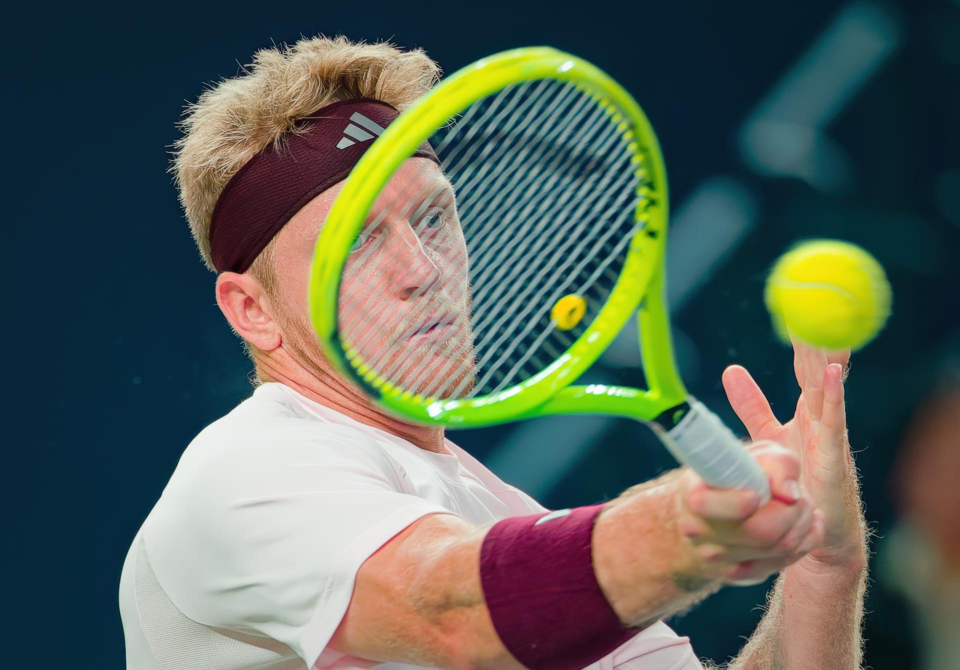 El tenista Alejandro Davidovich Fokina durante el partidoante el polacoles Hubert Hurkacz en el Shanghai Masters China. EFE/EPA/ALEX PLAVEVSKI