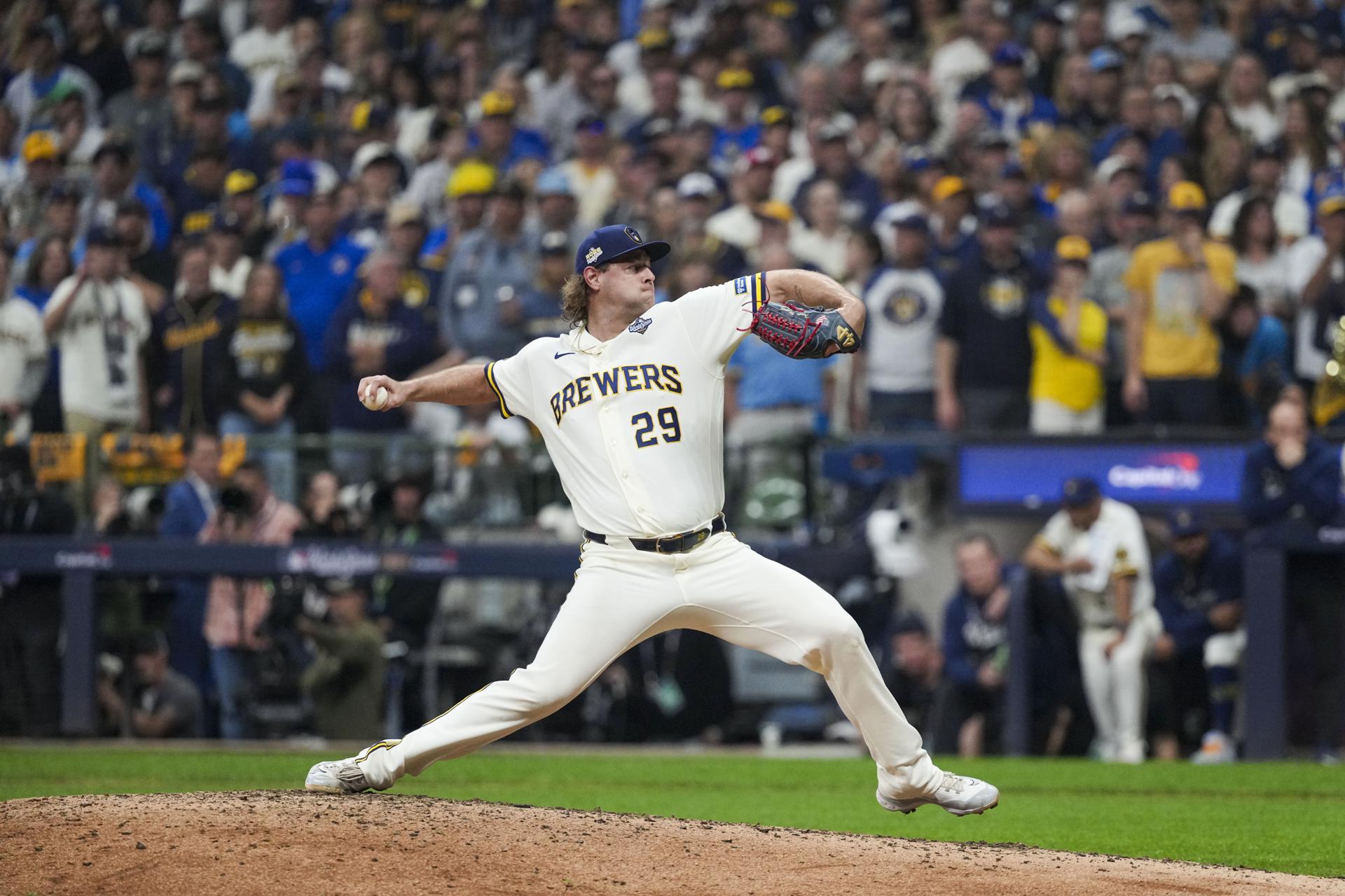 El lanzador de los Cerveceros de Milwaukee Trevor Megill en acción durante el primer partido de la Serie Mundial de Béisbol (MLB) entre los Cerveceros de Milwaukee y los Rays de Tampa Bay en el American Family Field de Milwaukee, Wisconsin (EE.UU.). EFE/ROSS HARRIED