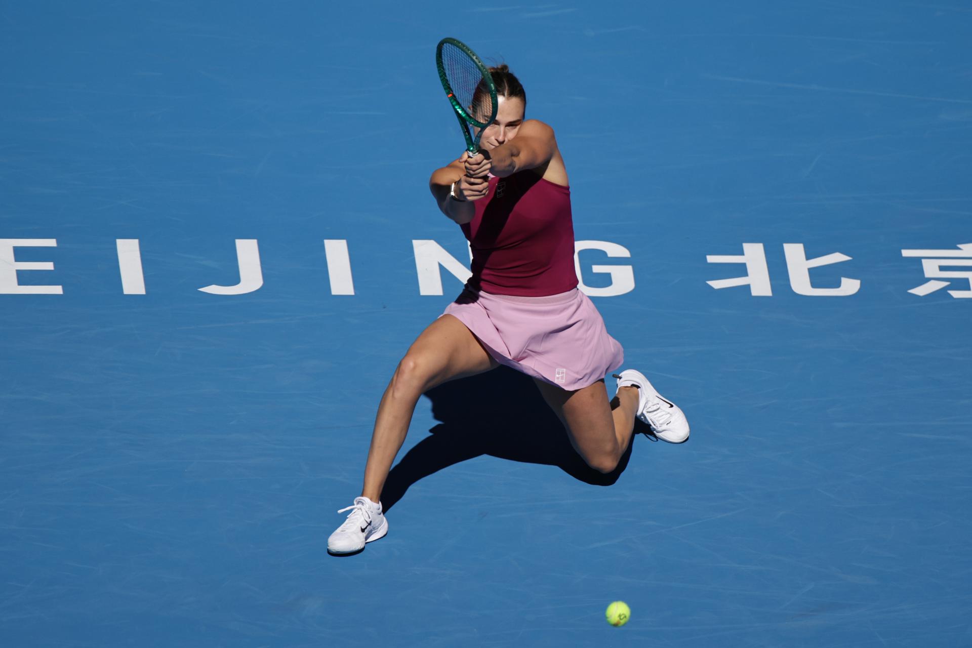 La bielorrusa Aryna Sabalenka, en un momento de su partido contra la checa Nikola Bartunkova, en el Abierto de China que se disputa en Pekín. EFE/EPA/ANDRES MARTINEZ CASARES