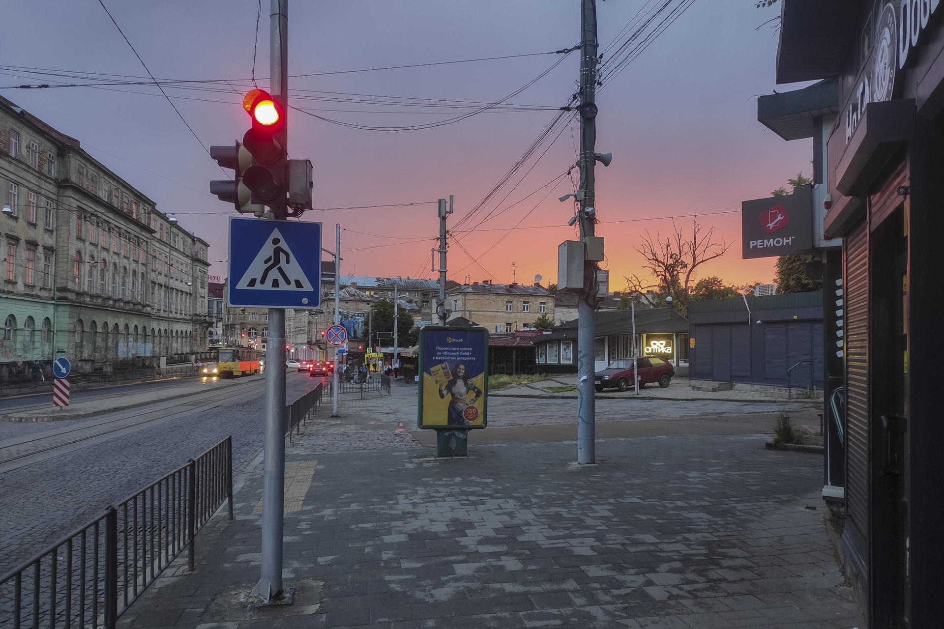 Fotografía de archivo, tomada en diciembre de 2025, en la que se captó una calle de Leópolis con farolas sin luz debido a cortes de electricidad, luego de ataques rusos a centrales eléctricas ucranianas. EFE/Rostyslav Averchuk