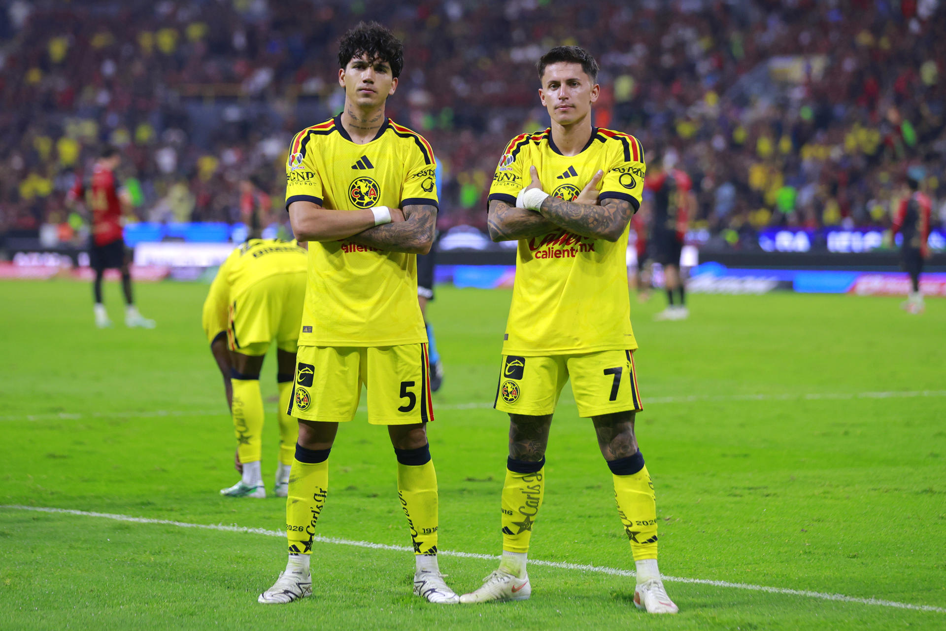 Kevin Nahin Alvarez (i) y Paul Brian Rodriguez de América celebran un gol este miércoles, durante un partido de la jornada 13 de la Liga MX entre Atlas y América en el Estadio Jalisco, en Guadalajara (México). EFE/ Francisco Guasco