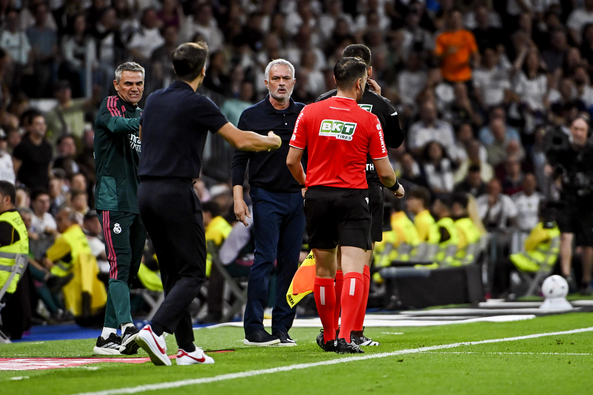 El entrenador del Real Madrid Jose Mourinho (c) reacciona tras anularle un gol a Vinicius Jr. y sacarle la tarjeta roja durante el partido de LaLiga de fútbol que Real Madrid y Villarreal CF disputan este sábado en el estadio Santiago Bernabéu. EFE/Fernando Villar