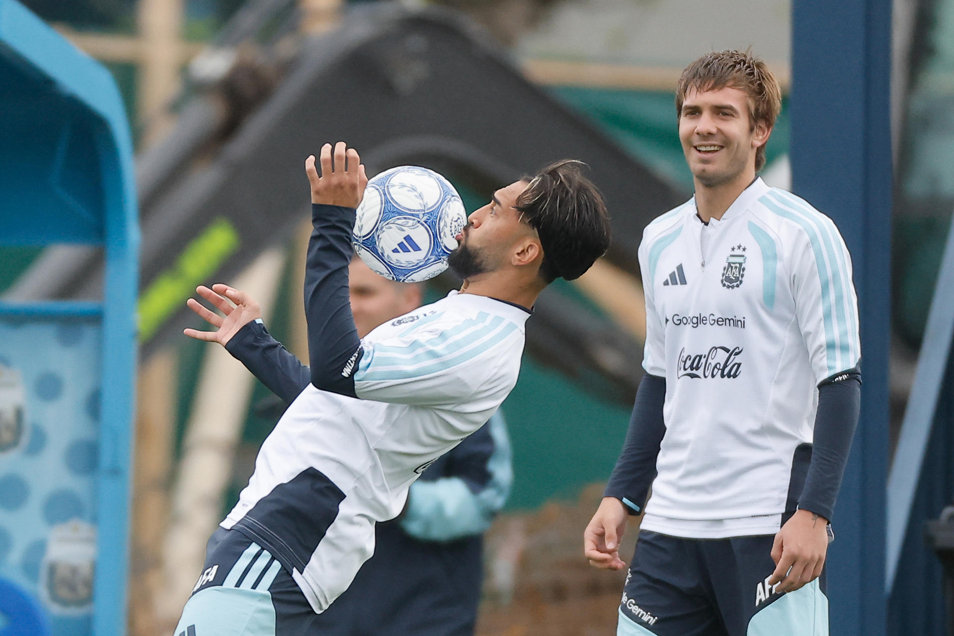 La selección Argentina acumula días de preparación y dos partidos amistosos para la despedida, este martes, de Lionel Messi del equipo Albiceleste. Archivo: EFE/Juan Ignacio Roncoroni