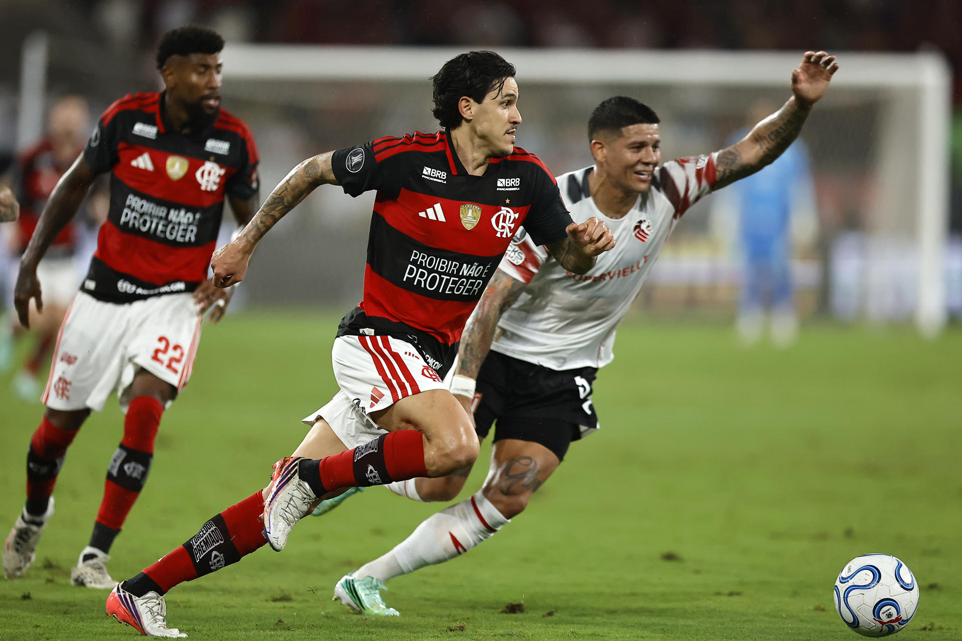 Pedro (c) de Flamengo disputa el balón con Marcos Rojo (i) de Estudiantes en el partido de vuelta de la semifinal de la Copa Libertadores. EFE/ Andre Coelho