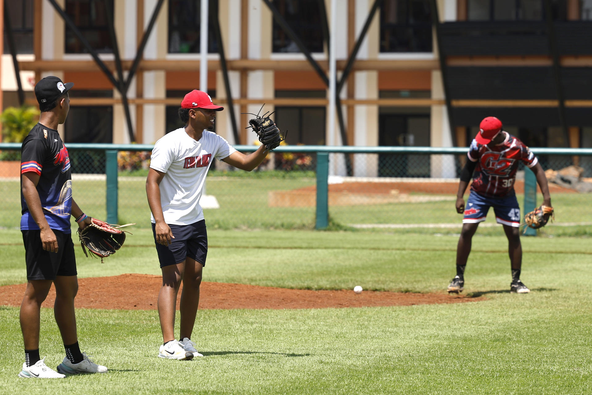 Jugadores de la selección sub-18 de béisbol de Panamá entrenan en el Centro de Alto Rendimiento Mariano Rivera en La Chorrera (Panamá). EFE/ Bienvenido Velasco