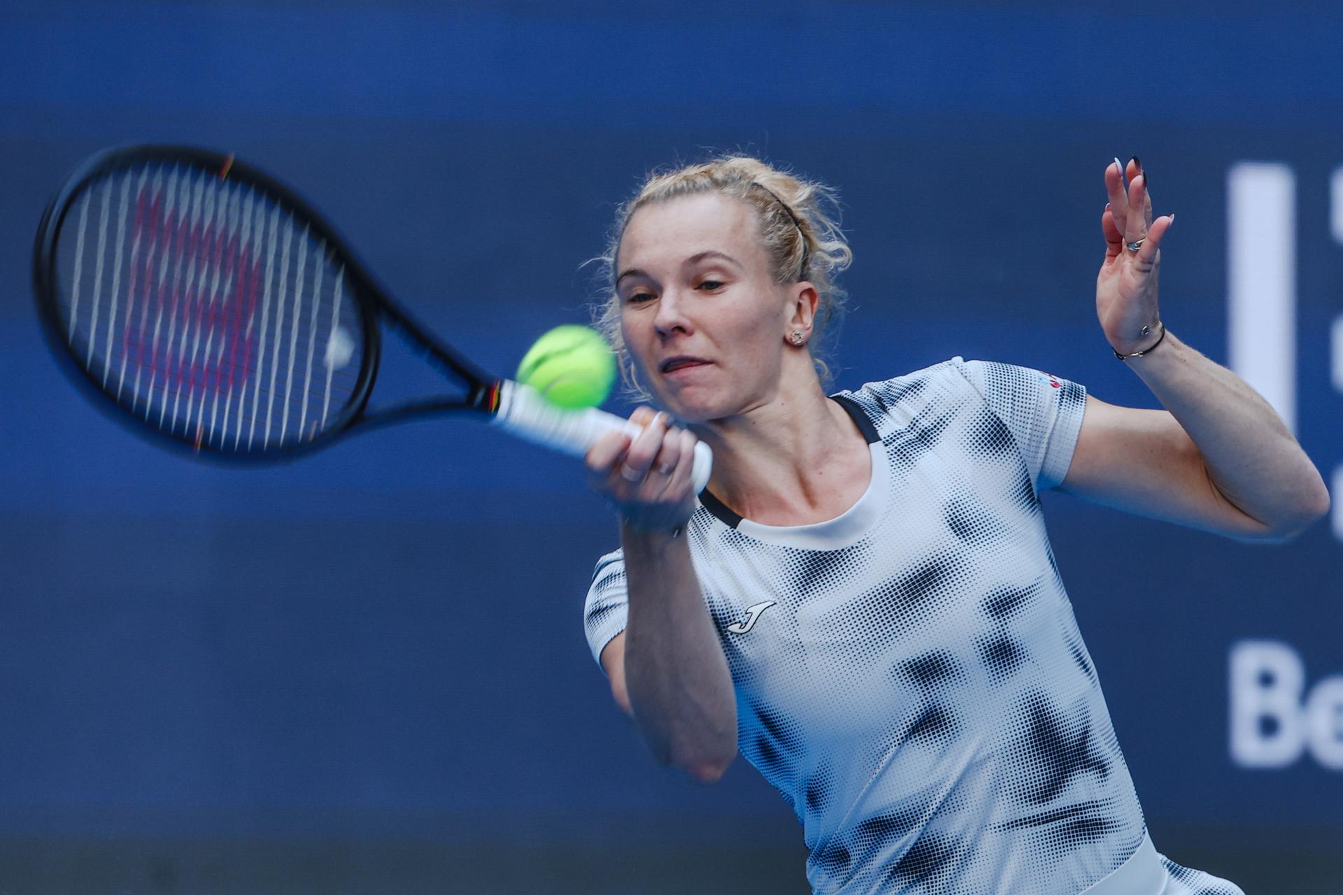 Fotografía del pasado 10 de octubre, en la que puede verse a la tenista checa Katerina Siniakova, durante un partido del Abierto de China. EFE/ WU HAO